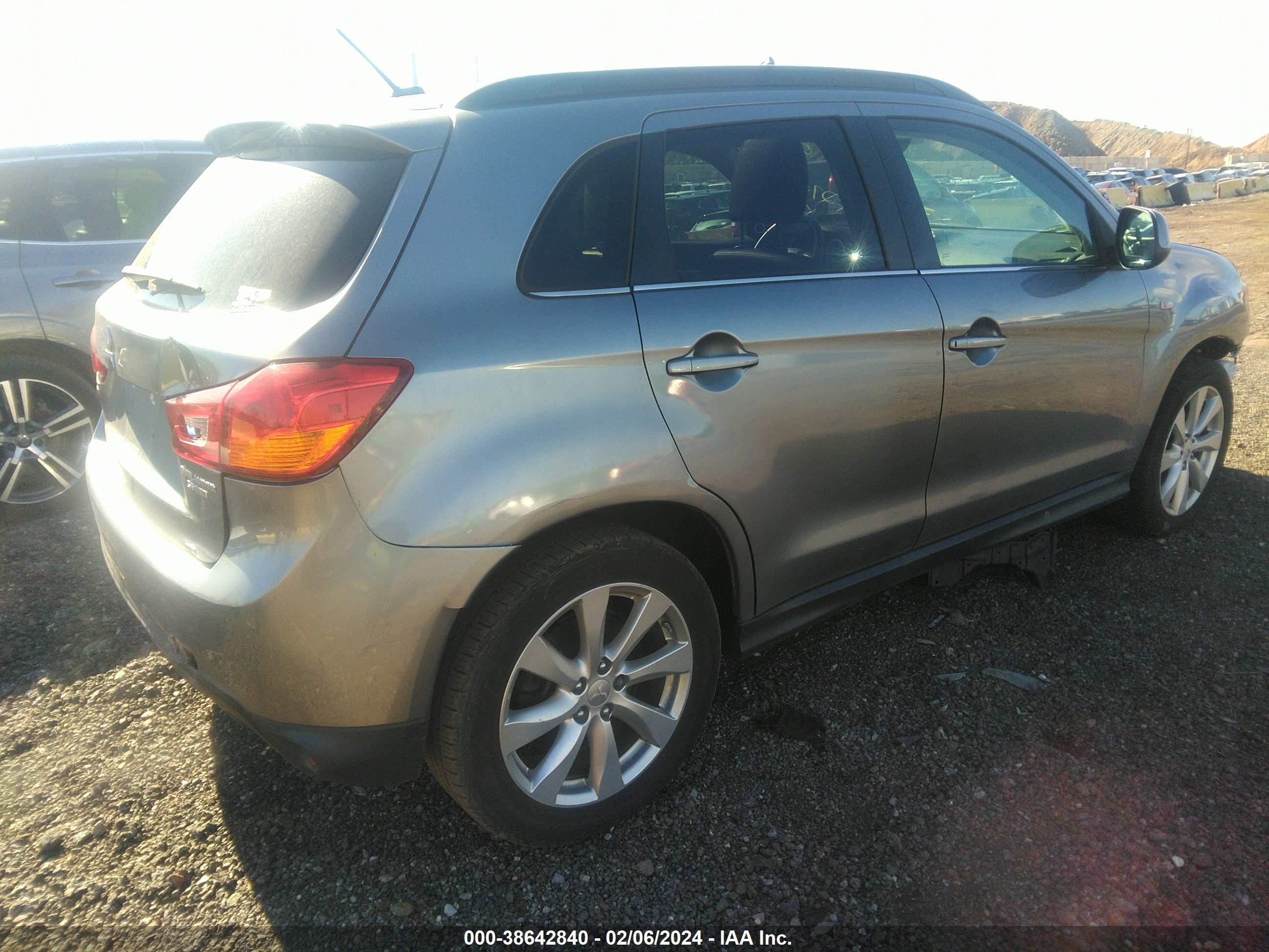 Photo 3 VIN: 4A4AR4AU9FE003356 - MITSUBISHI OUTLANDER 