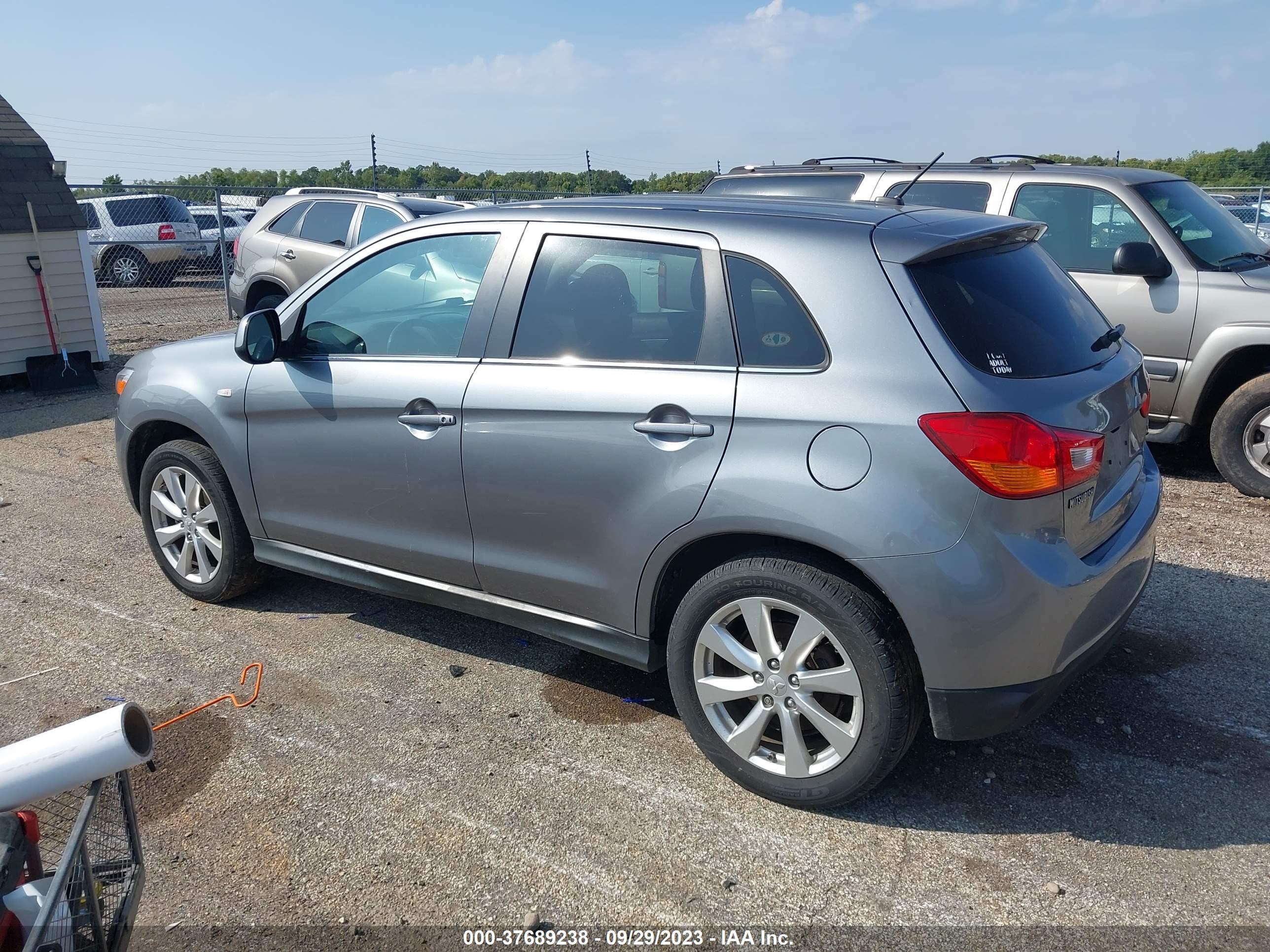 Photo 2 VIN: 4A4AR4AU9FE010999 - MITSUBISHI OUTLANDER 