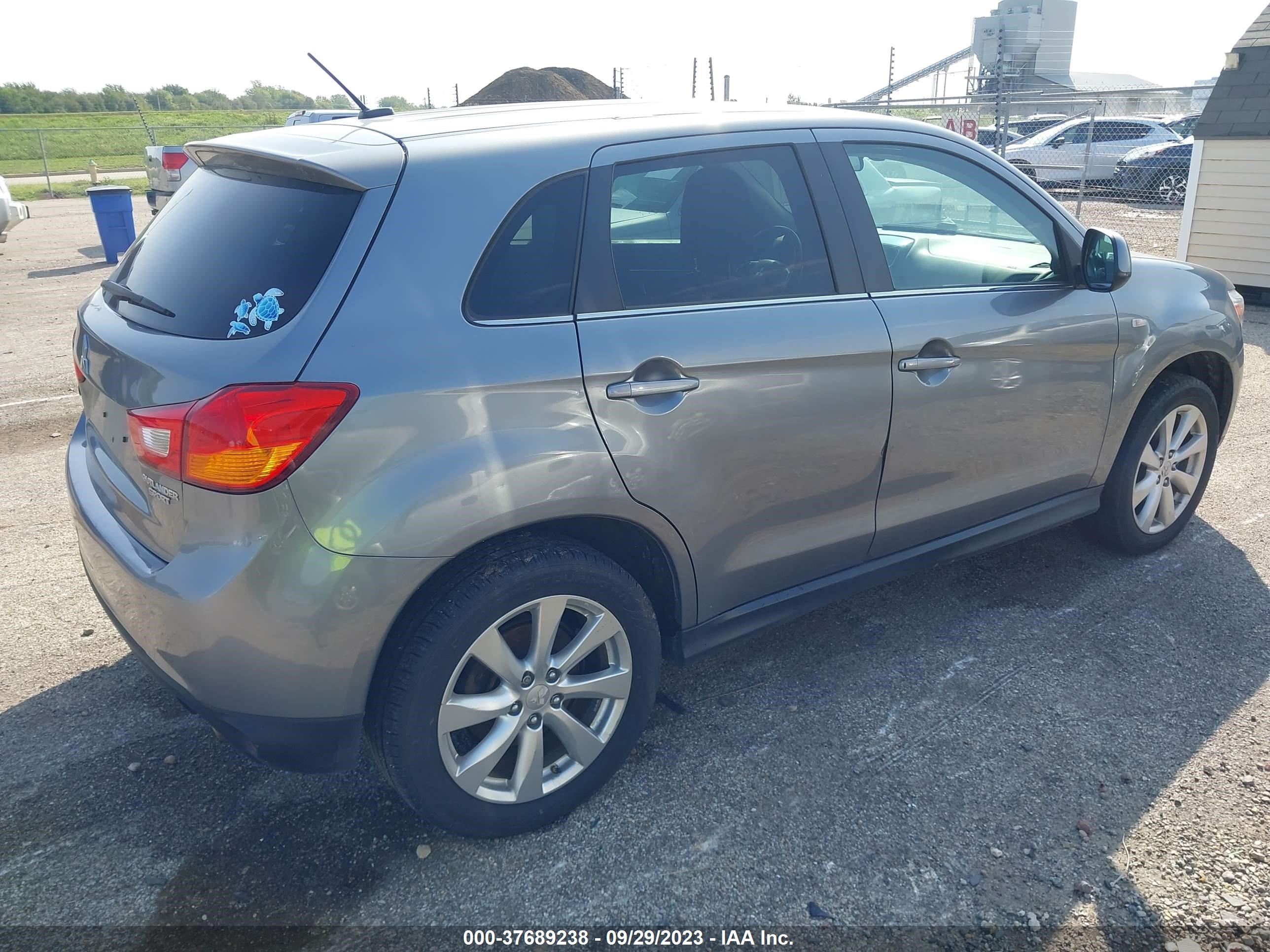 Photo 3 VIN: 4A4AR4AU9FE010999 - MITSUBISHI OUTLANDER 