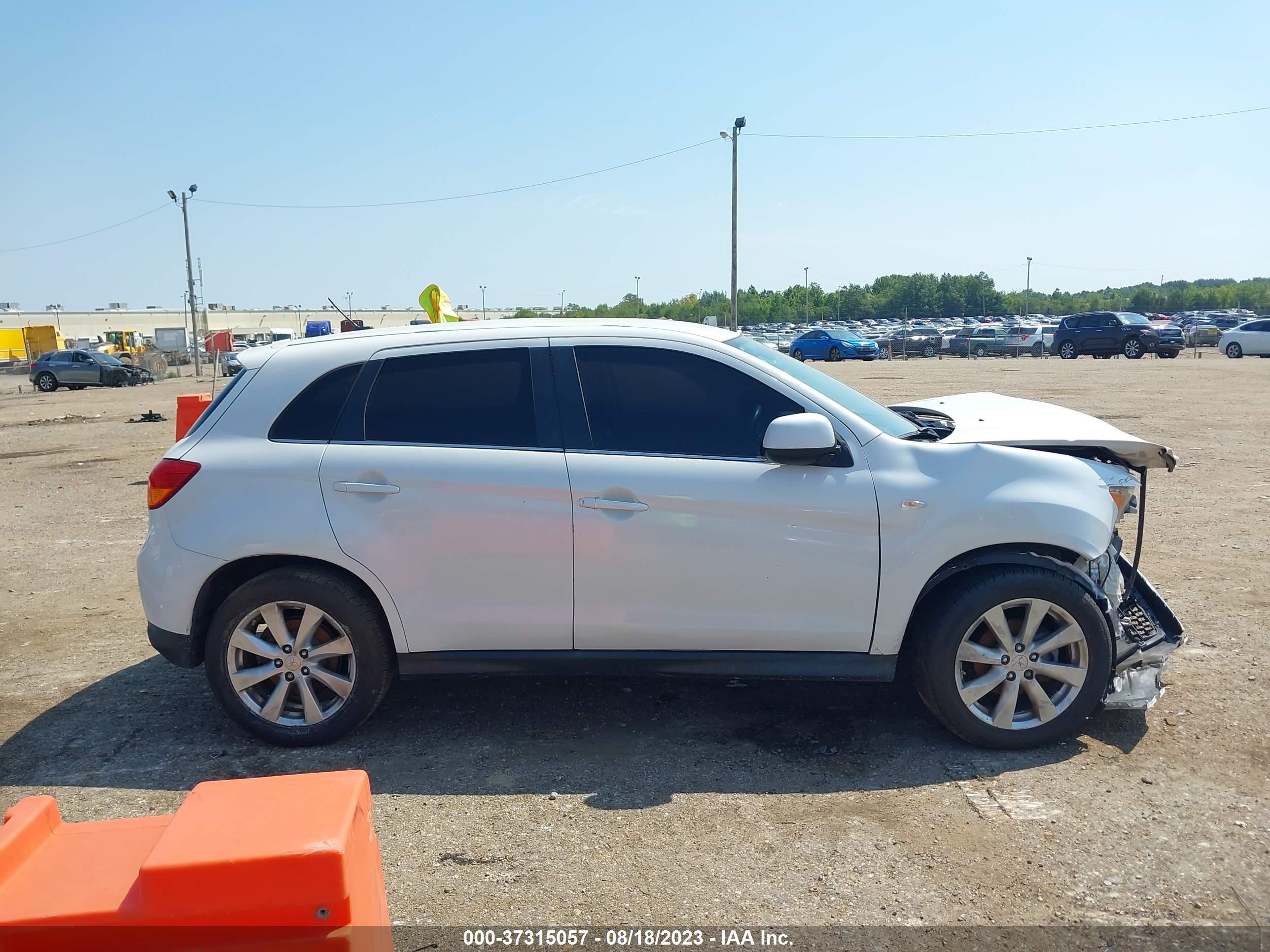 Photo 11 VIN: 4A4AR4AUXEE015594 - MITSUBISHI OUTLANDER 