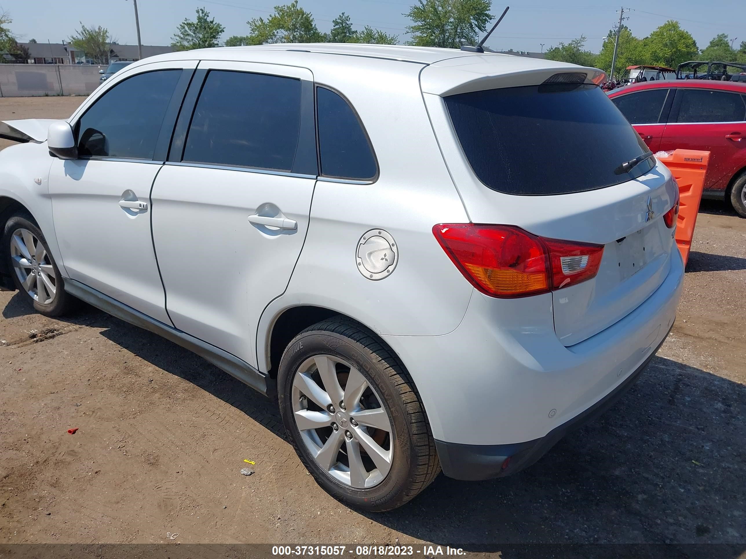 Photo 2 VIN: 4A4AR4AUXEE015594 - MITSUBISHI OUTLANDER 