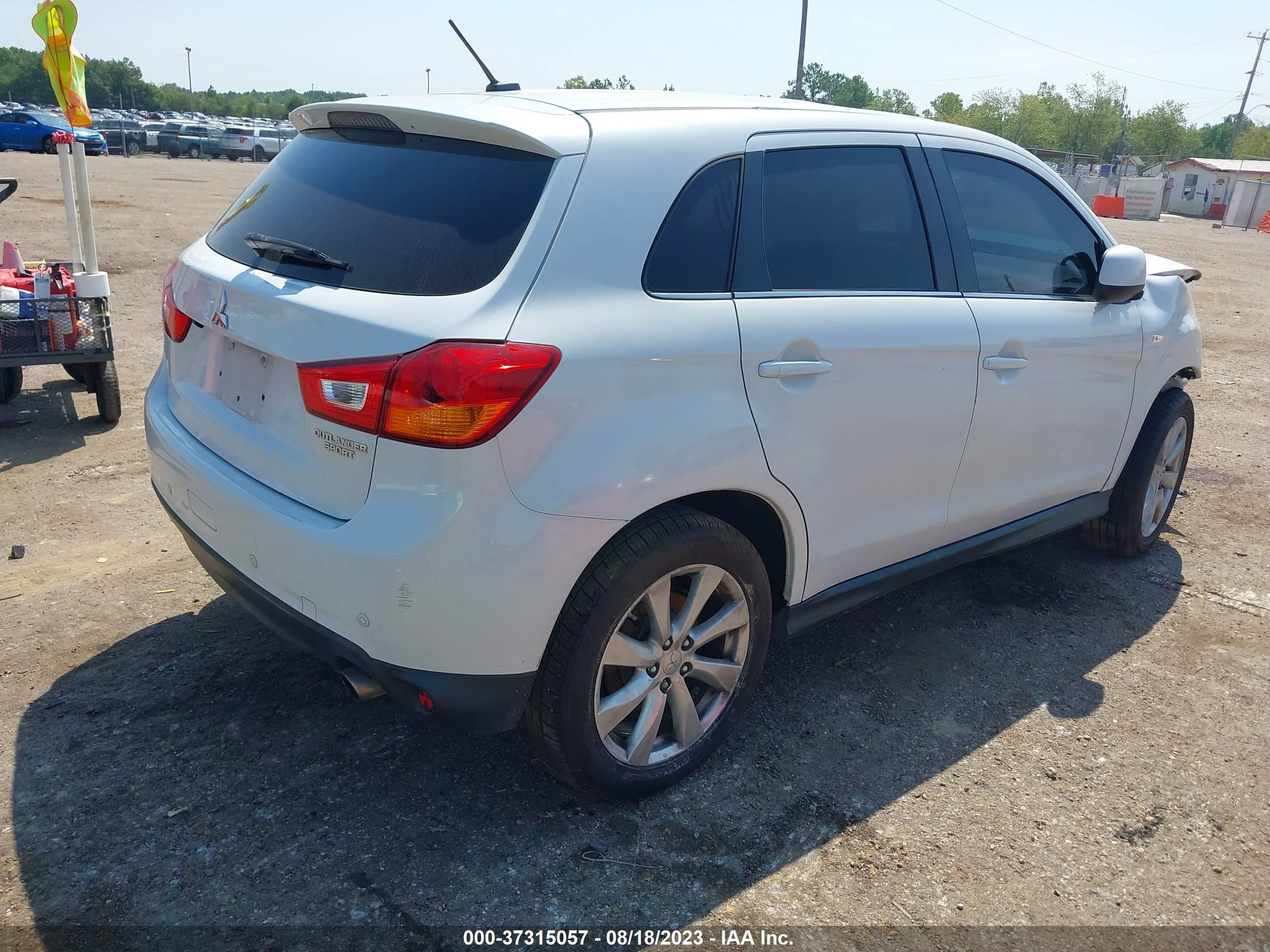 Photo 3 VIN: 4A4AR4AUXEE015594 - MITSUBISHI OUTLANDER 