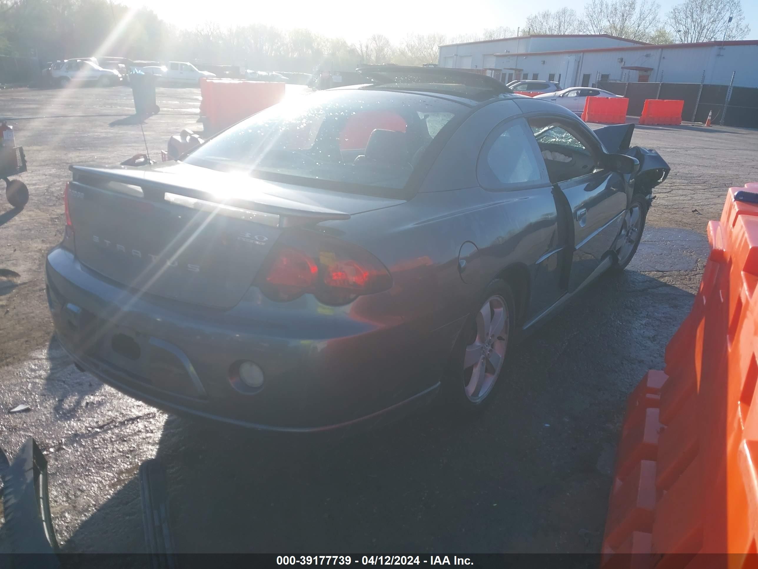 Photo 3 VIN: 4B3AG52HX5E025949 - DODGE STRATUS 