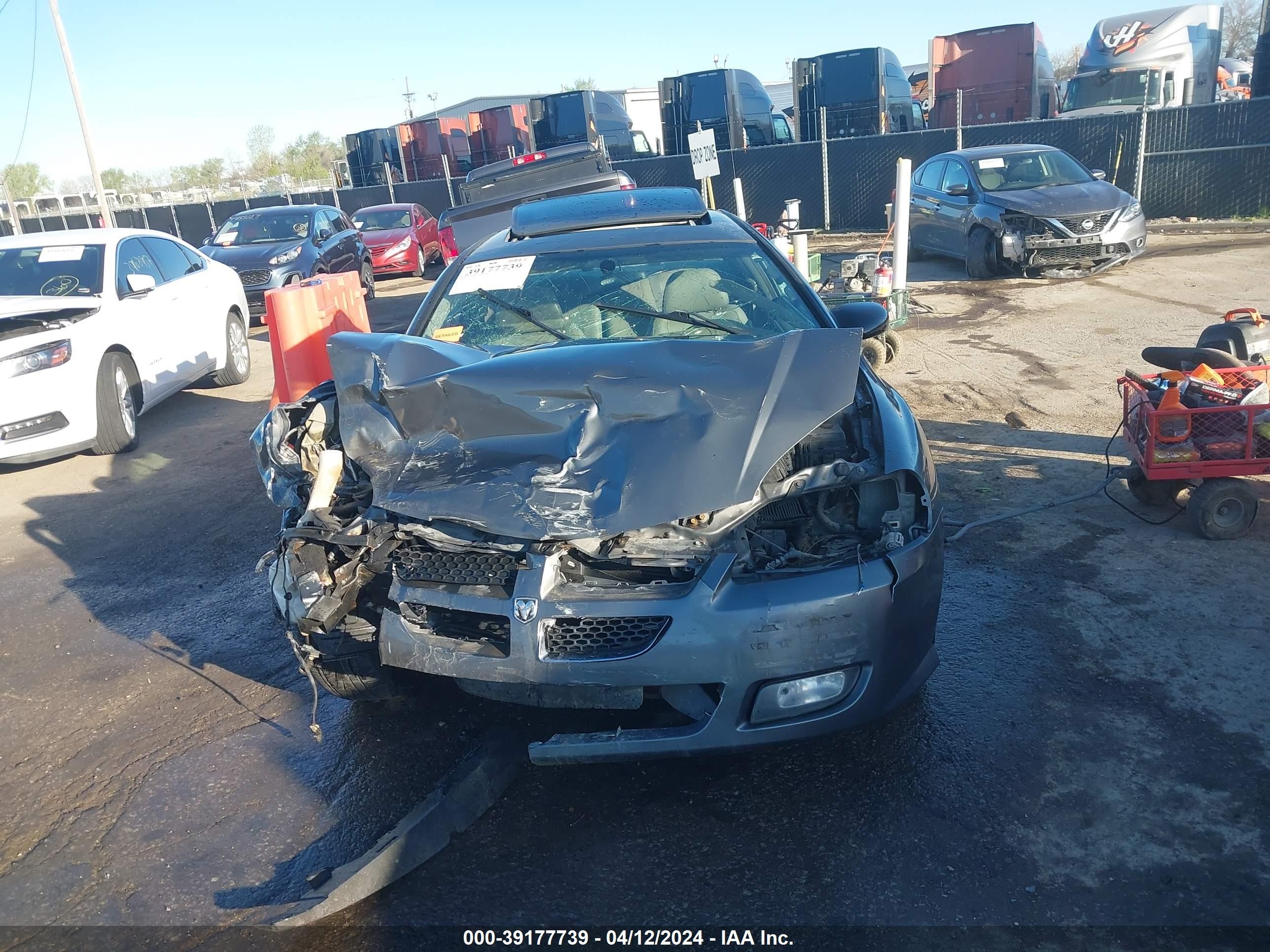 Photo 5 VIN: 4B3AG52HX5E025949 - DODGE STRATUS 