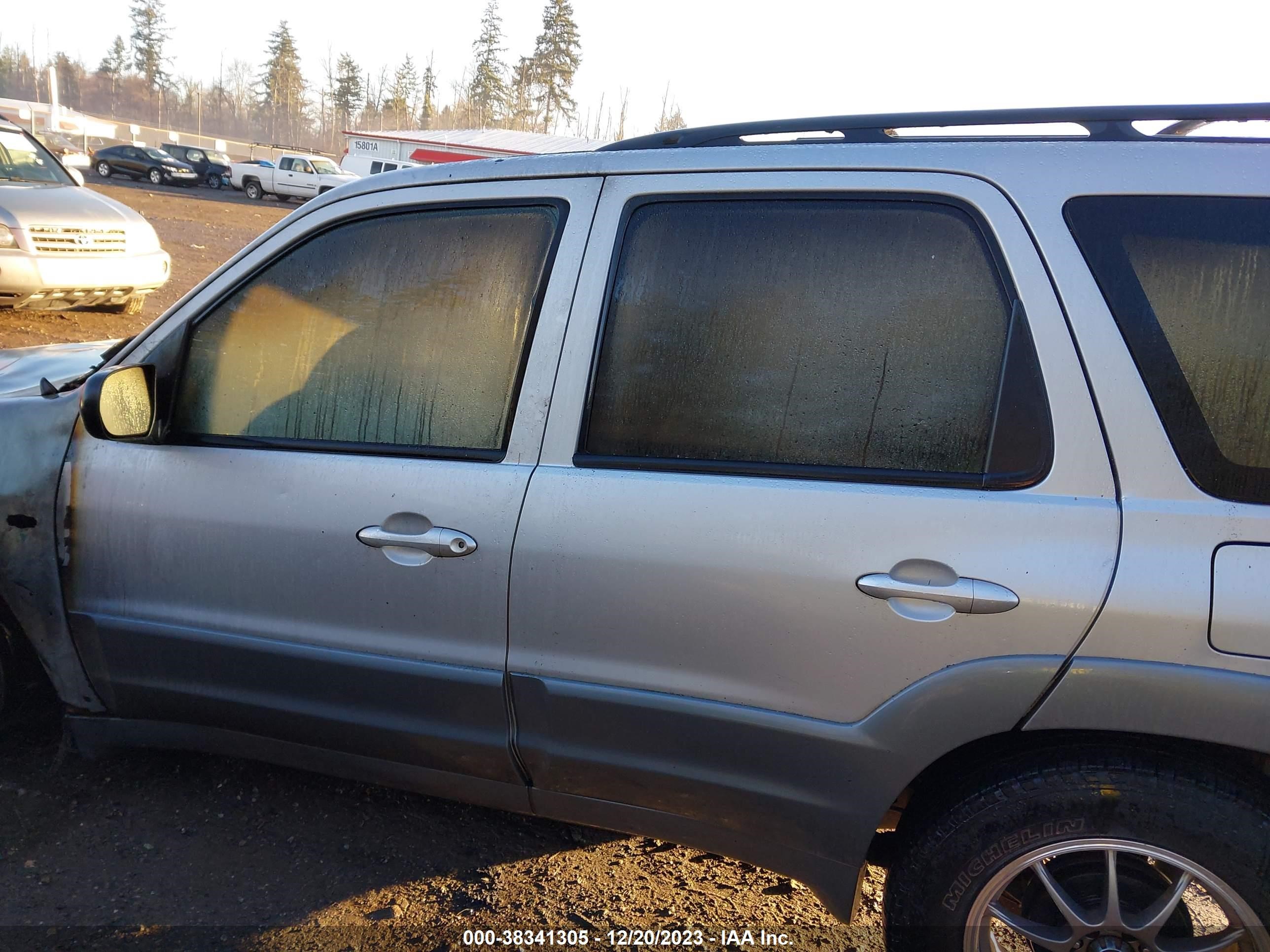 Photo 13 VIN: 4F2CU08121KM27572 - MAZDA TRIBUTE 