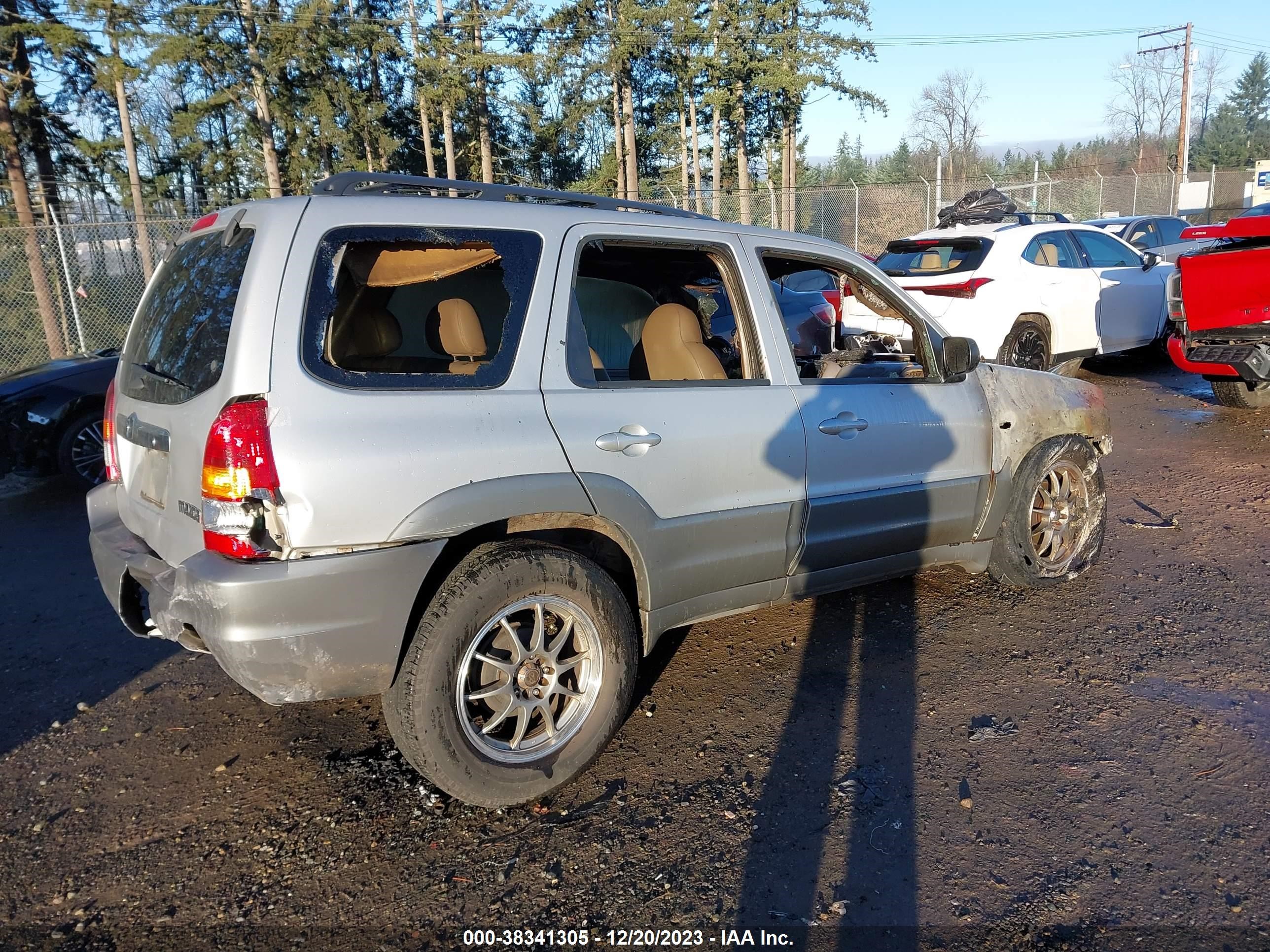 Photo 3 VIN: 4F2CU08121KM27572 - MAZDA TRIBUTE 