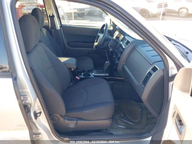 Photo 4 VIN: 4F2CY0C76BKM03387 - MAZDA TRIBUTE 