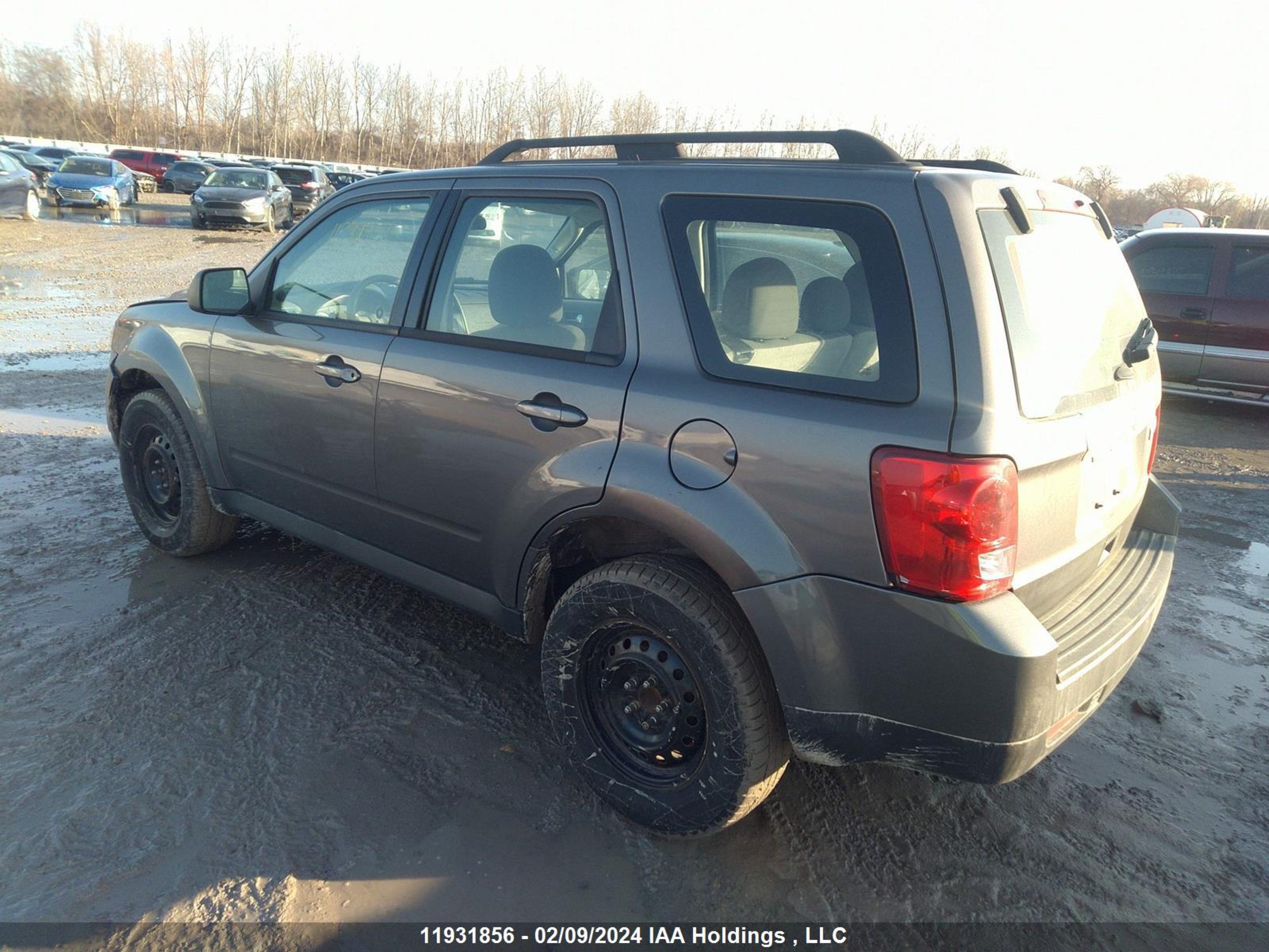 Photo 2 VIN: 4F2CY0C77BKM03933 - MAZDA TRIBUTE 