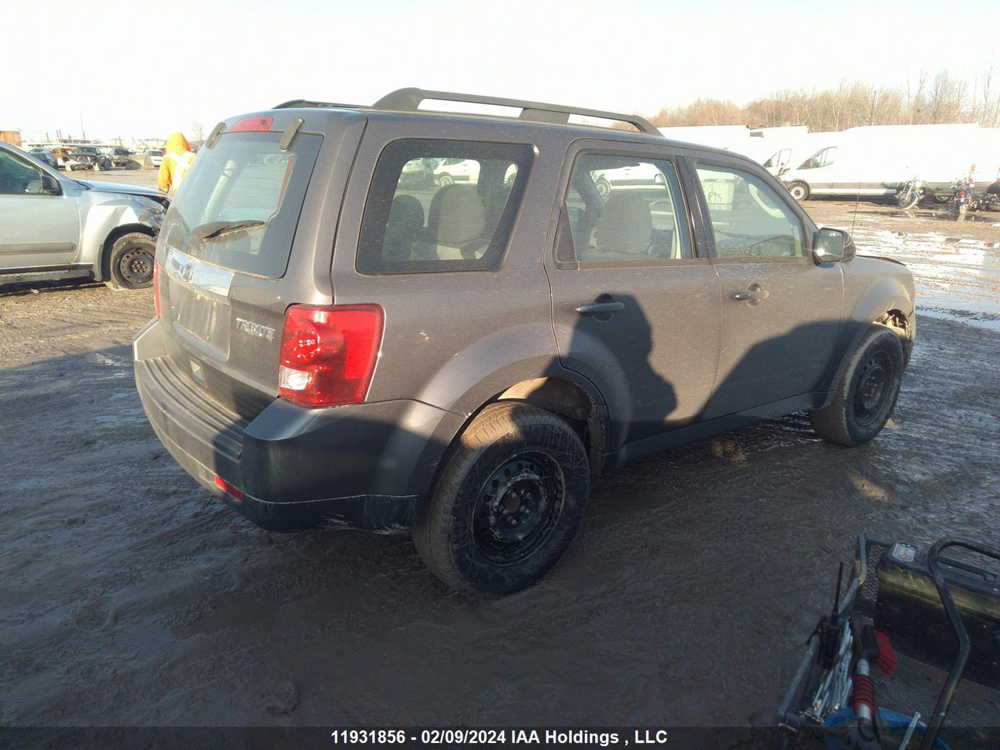 Photo 3 VIN: 4F2CY0C77BKM03933 - MAZDA TRIBUTE 