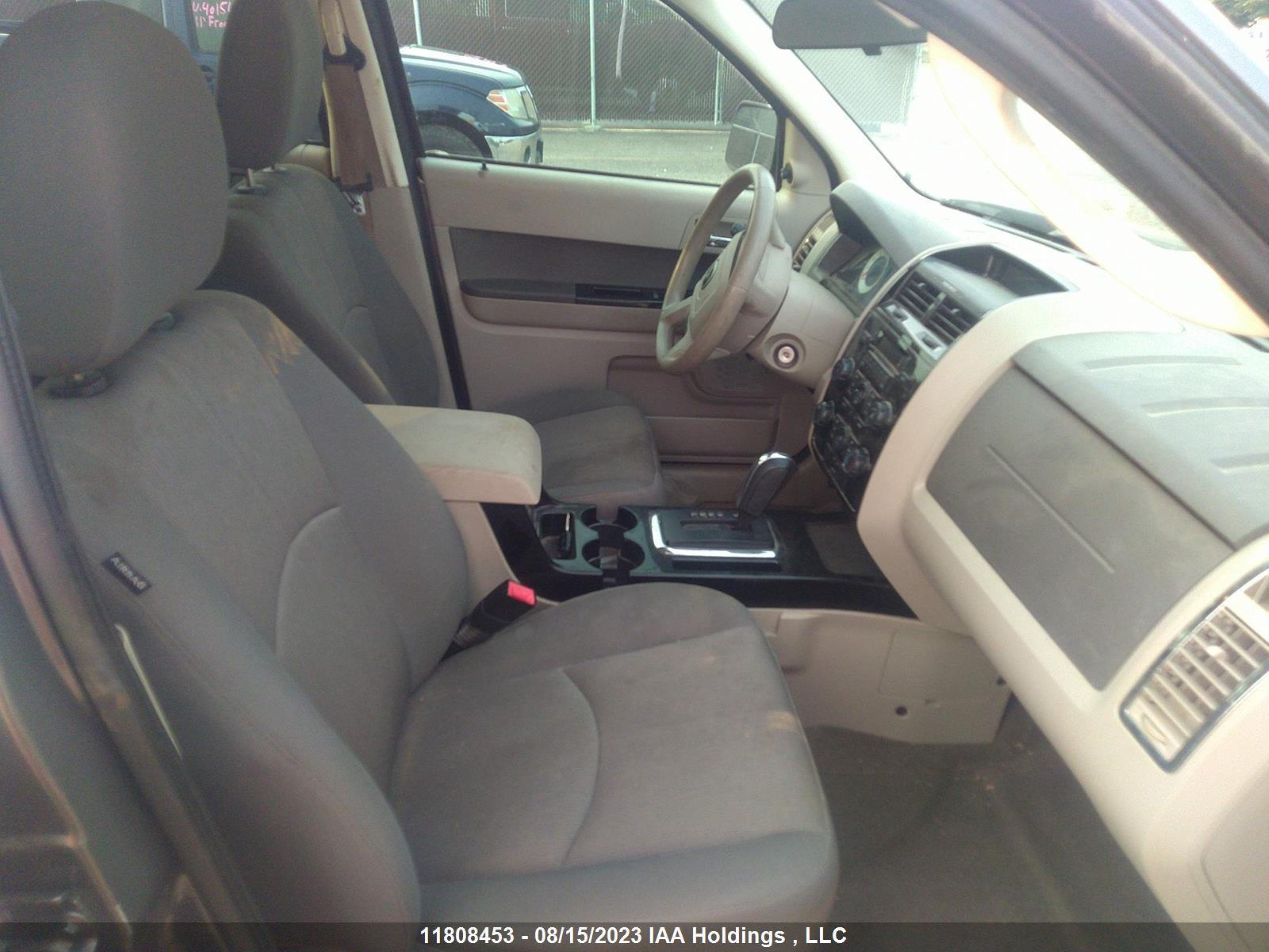 Photo 4 VIN: 4F2CY0C78BKM00362 - MAZDA TRIBUTE 