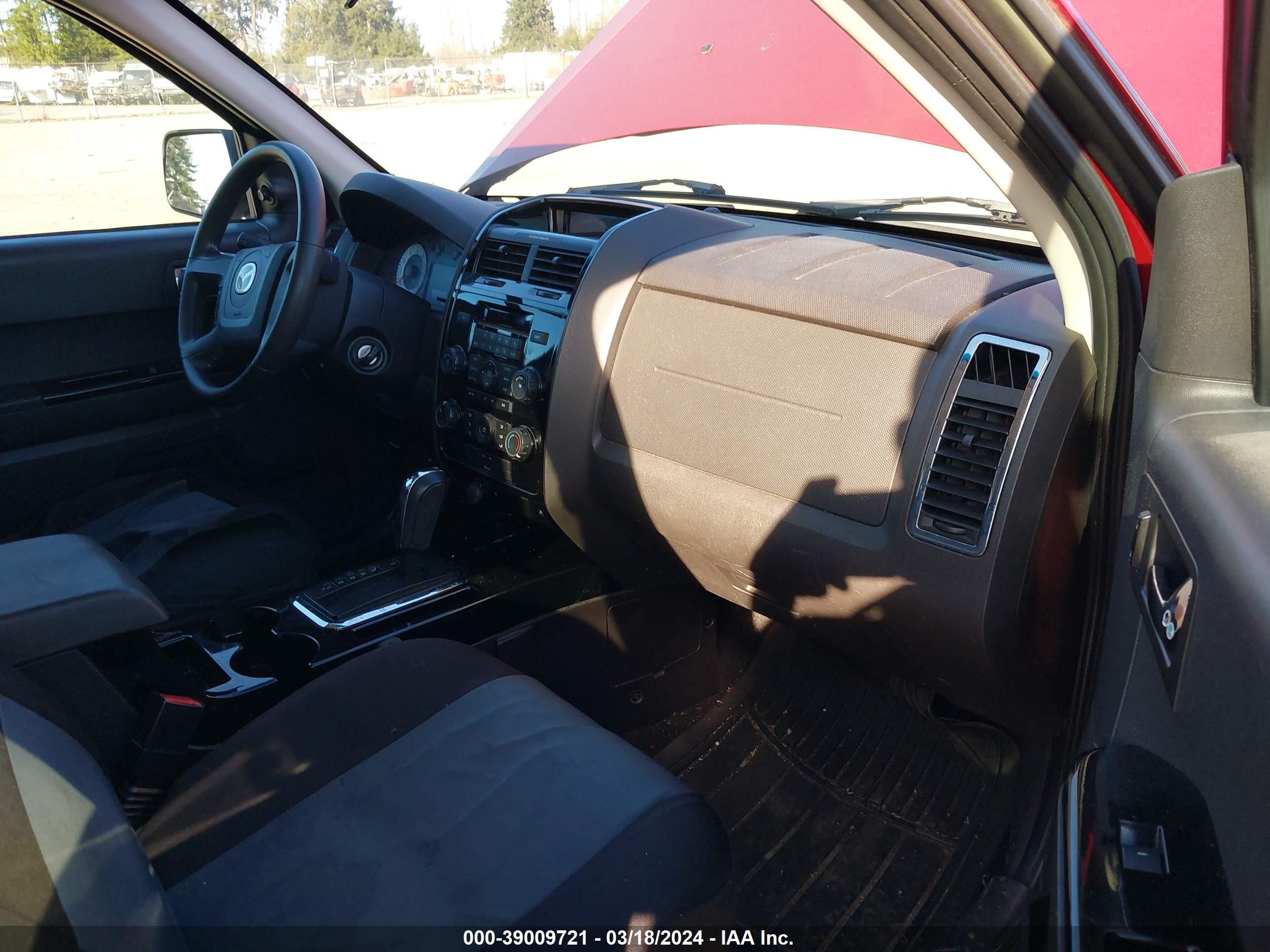 Photo 4 VIN: 4F2CZ96108KM01927 - MAZDA TRIBUTE 