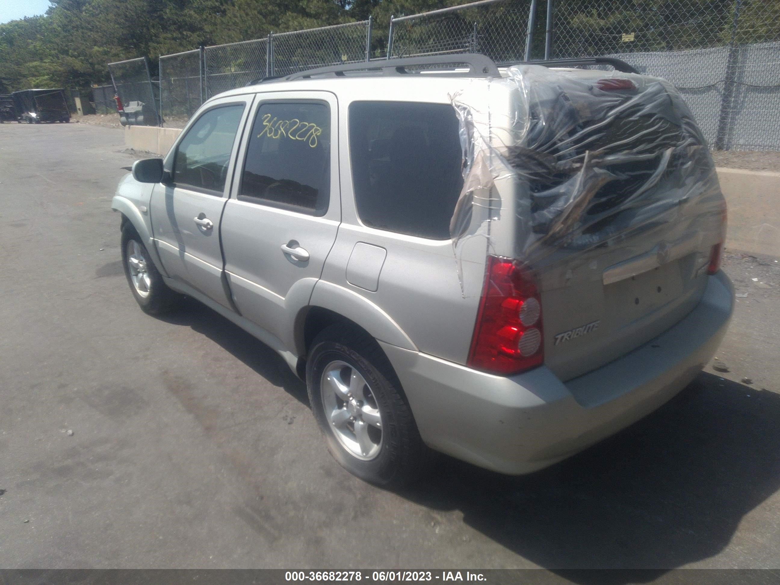 Photo 2 VIN: 4F2YZ96105KM27011 - MAZDA TRIBUTE 