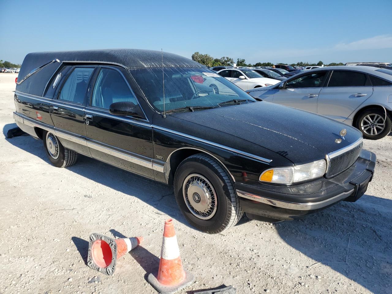 Photo 3 VIN: 4GLDB90P4TR404964 - BUICK ROADMASTER 