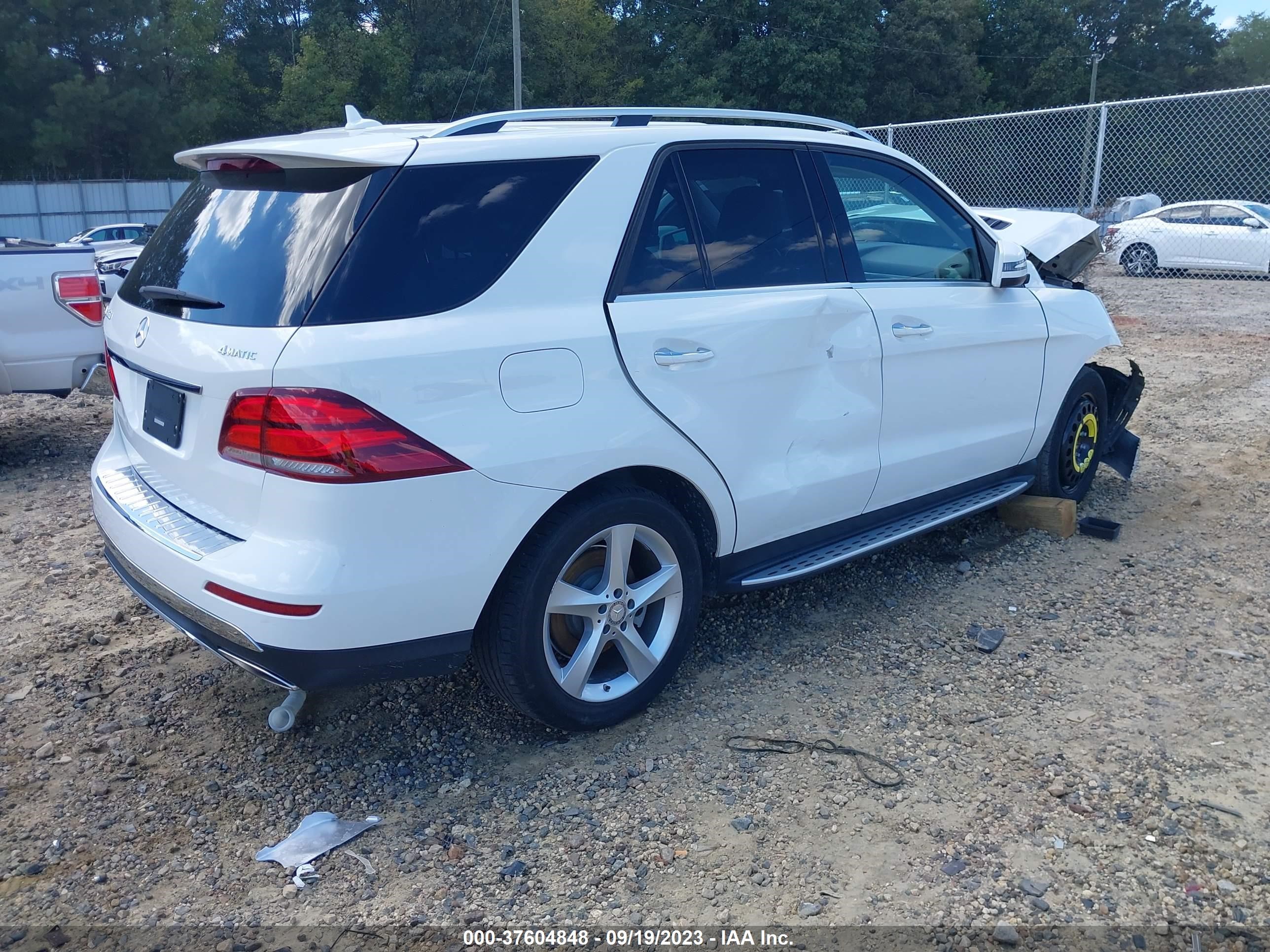 Photo 3 VIN: 4JGDA5HB8GA710765 - MERCEDES-BENZ GLE 