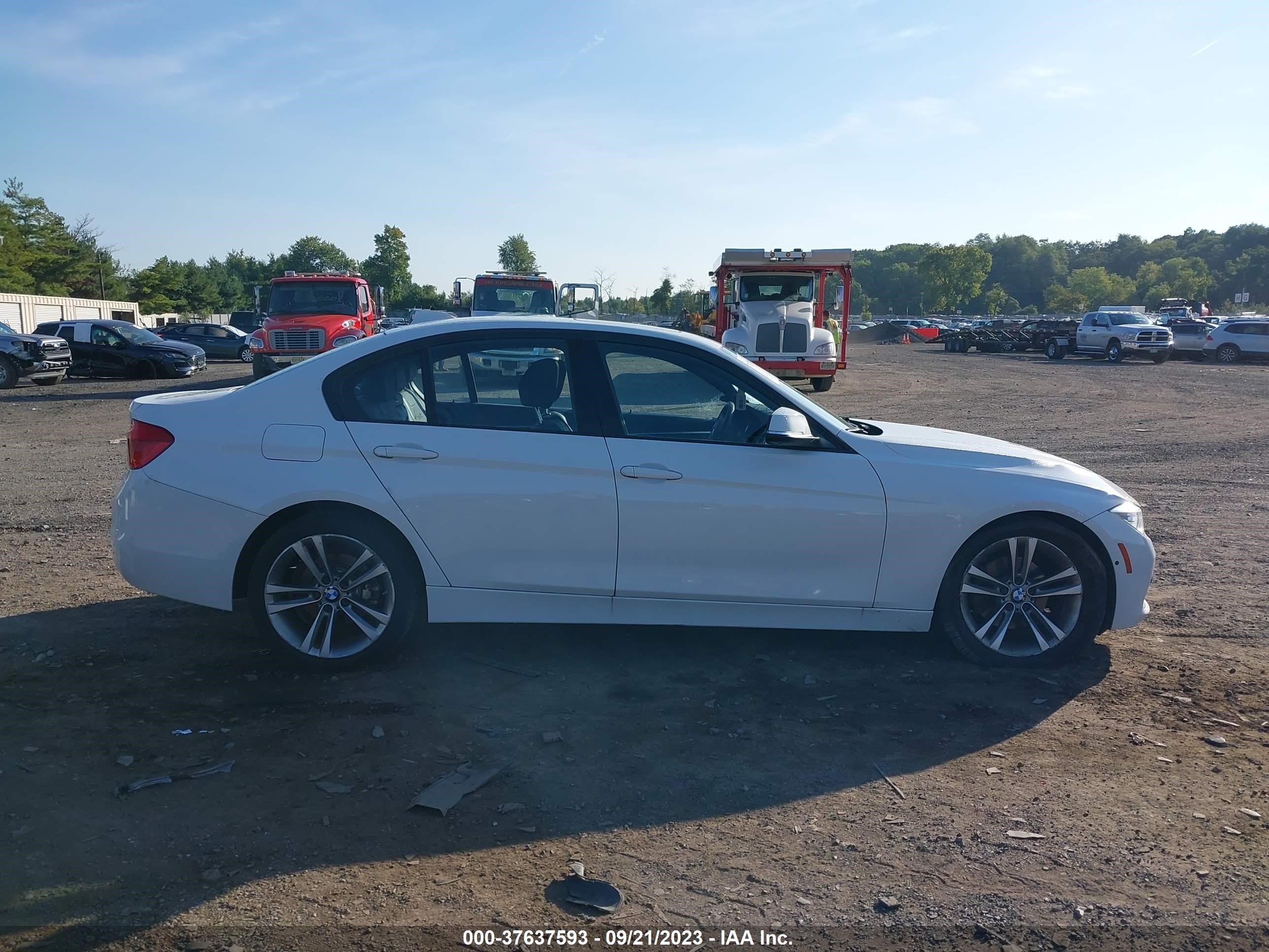 Photo 12 VIN: 4JGFB4KB4NA807127 - BMW 3ER 