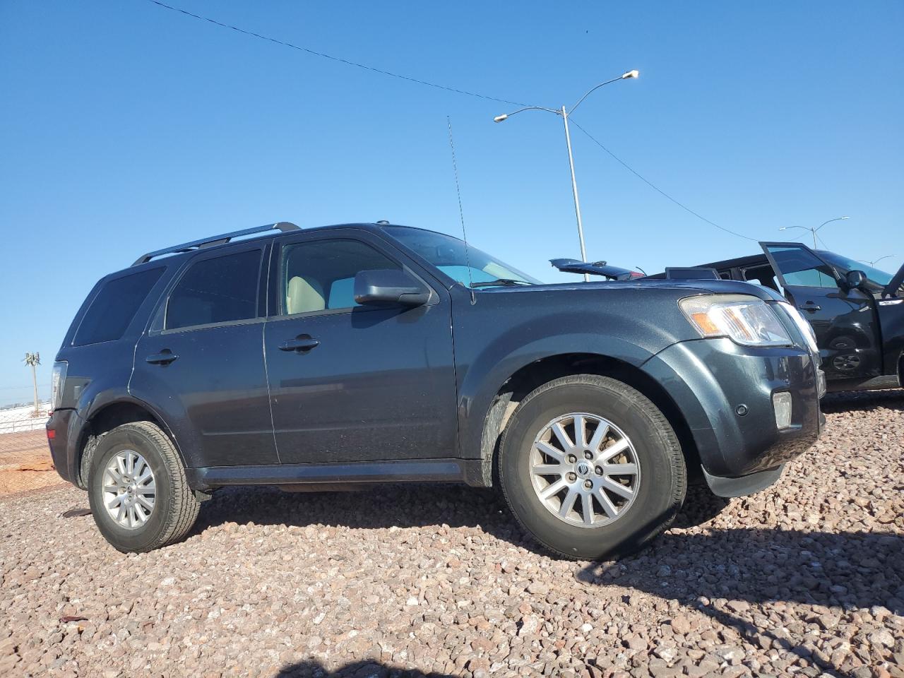 Photo 3 VIN: 4M2CN8HG8AKJ08168 - MERCURY MARINER 