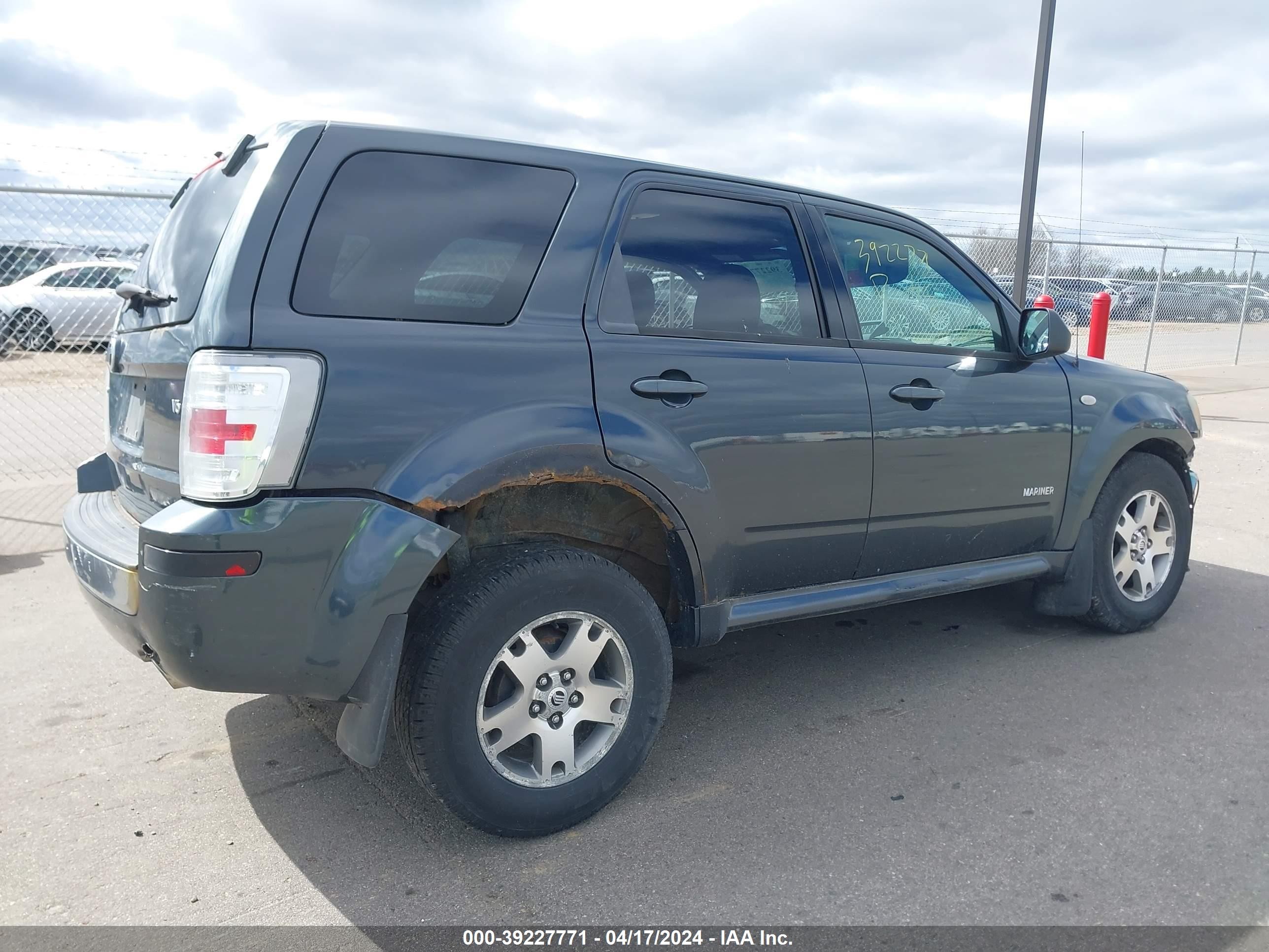 Photo 3 VIN: 4M2CU81138KJ19159 - MERCURY MARINER 