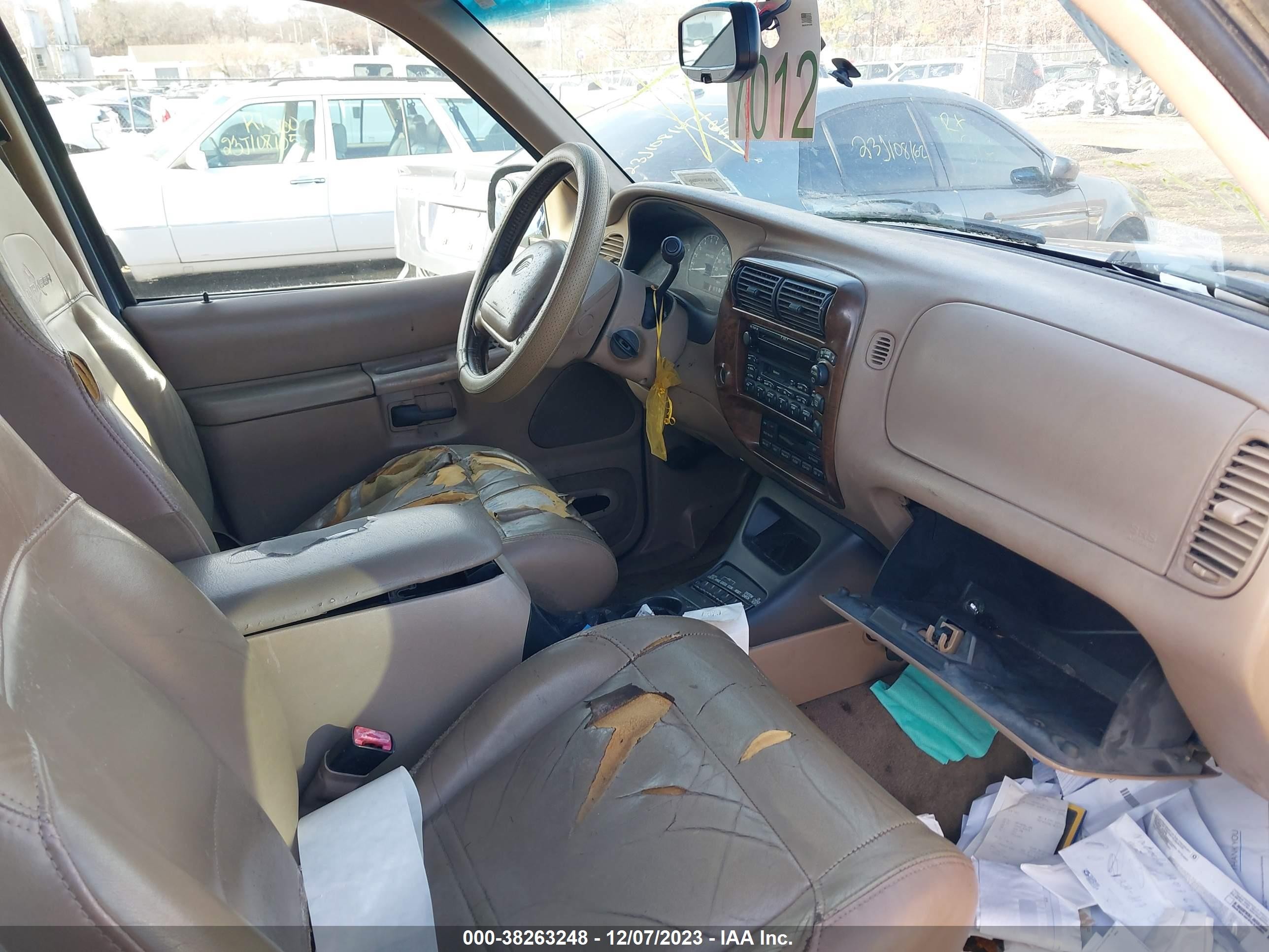 Photo 4 VIN: 4M2DU86P4YUJ35229 - MERCURY MOUNTAINEER 