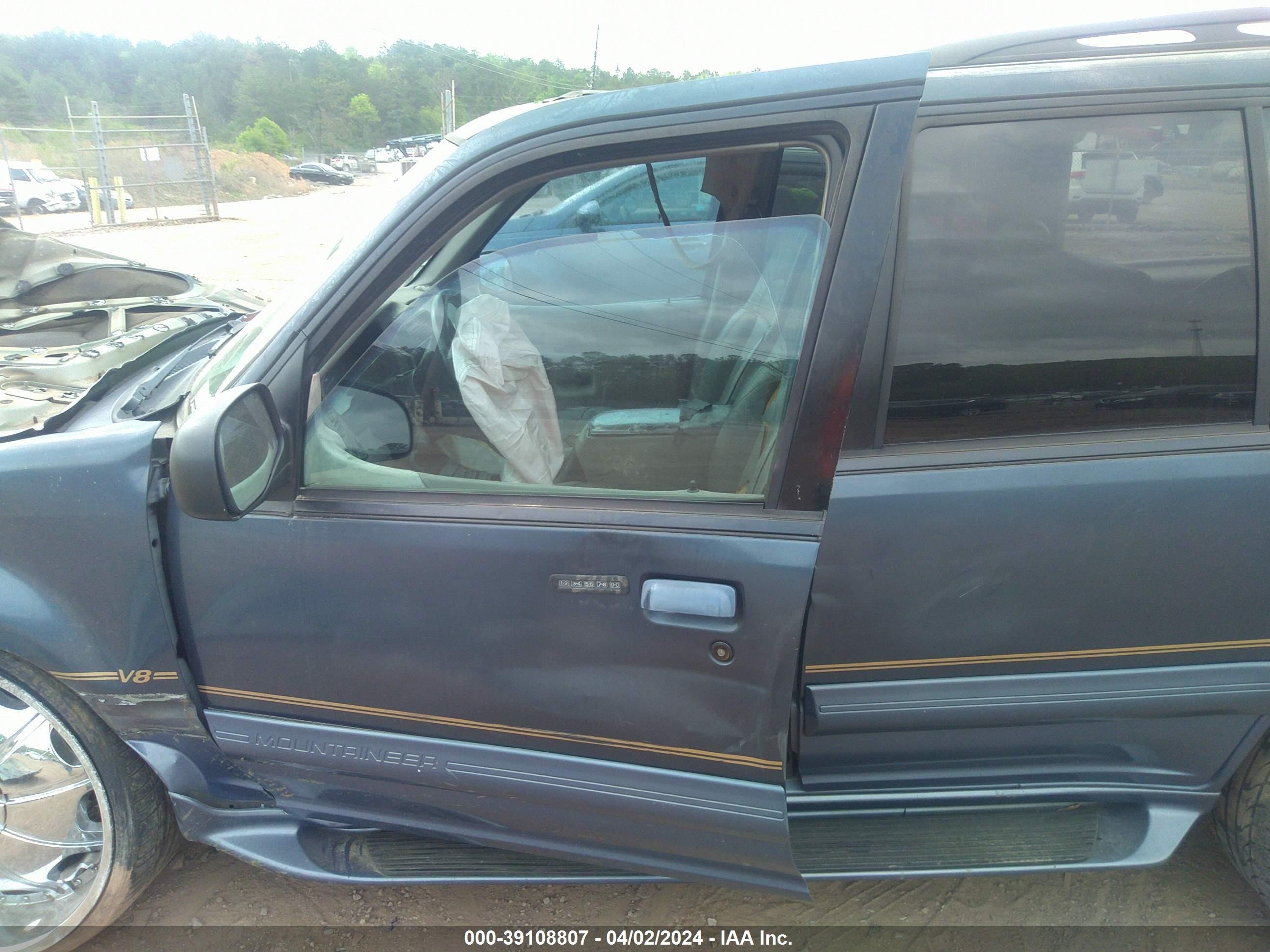 Photo 13 VIN: 4M2ZU52P3WUJ44740 - MERCURY MOUNTAINEER 