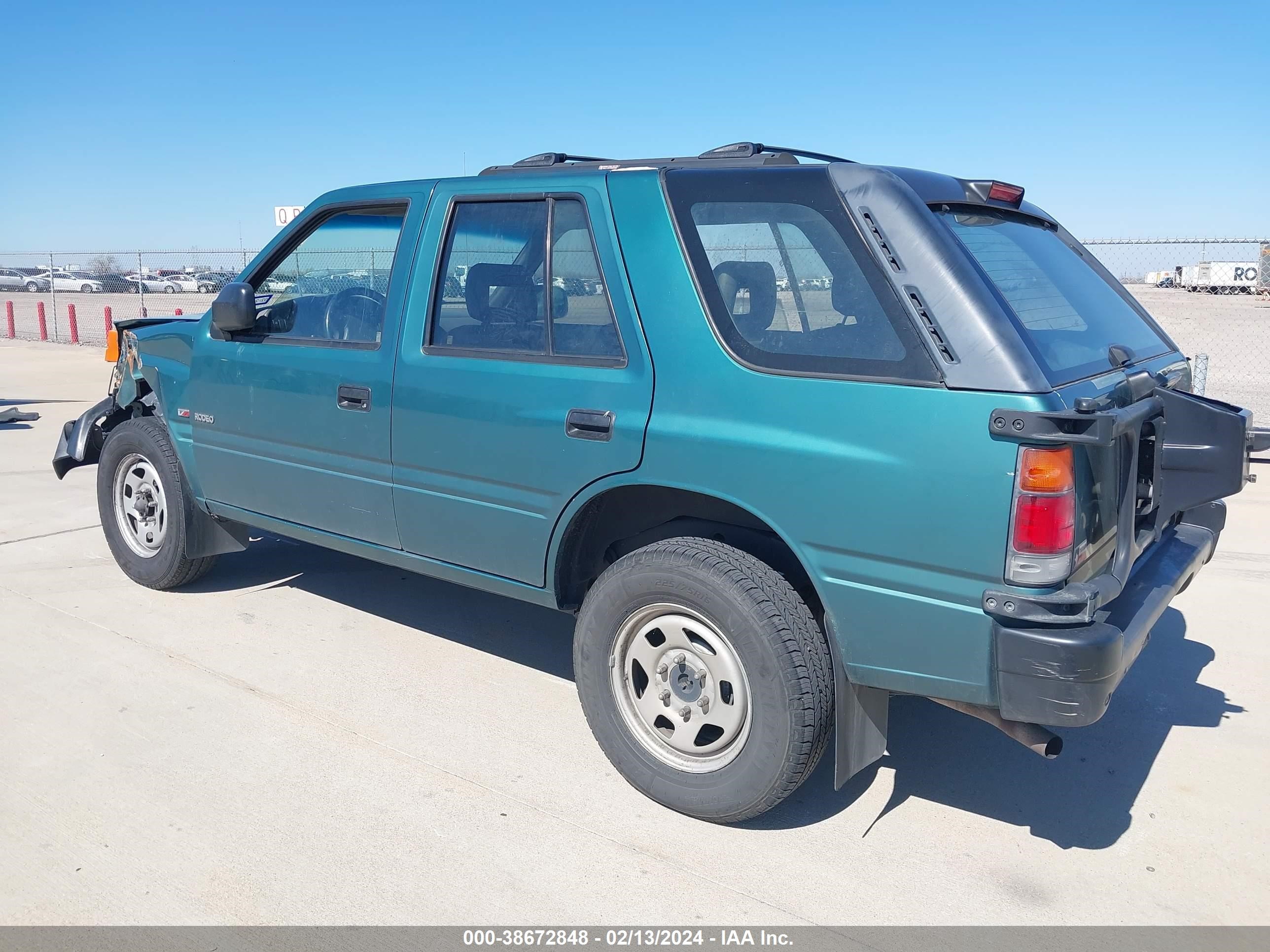 Photo 2 VIN: 4S2CK58V6T4312748 - ISUZU RODEO 