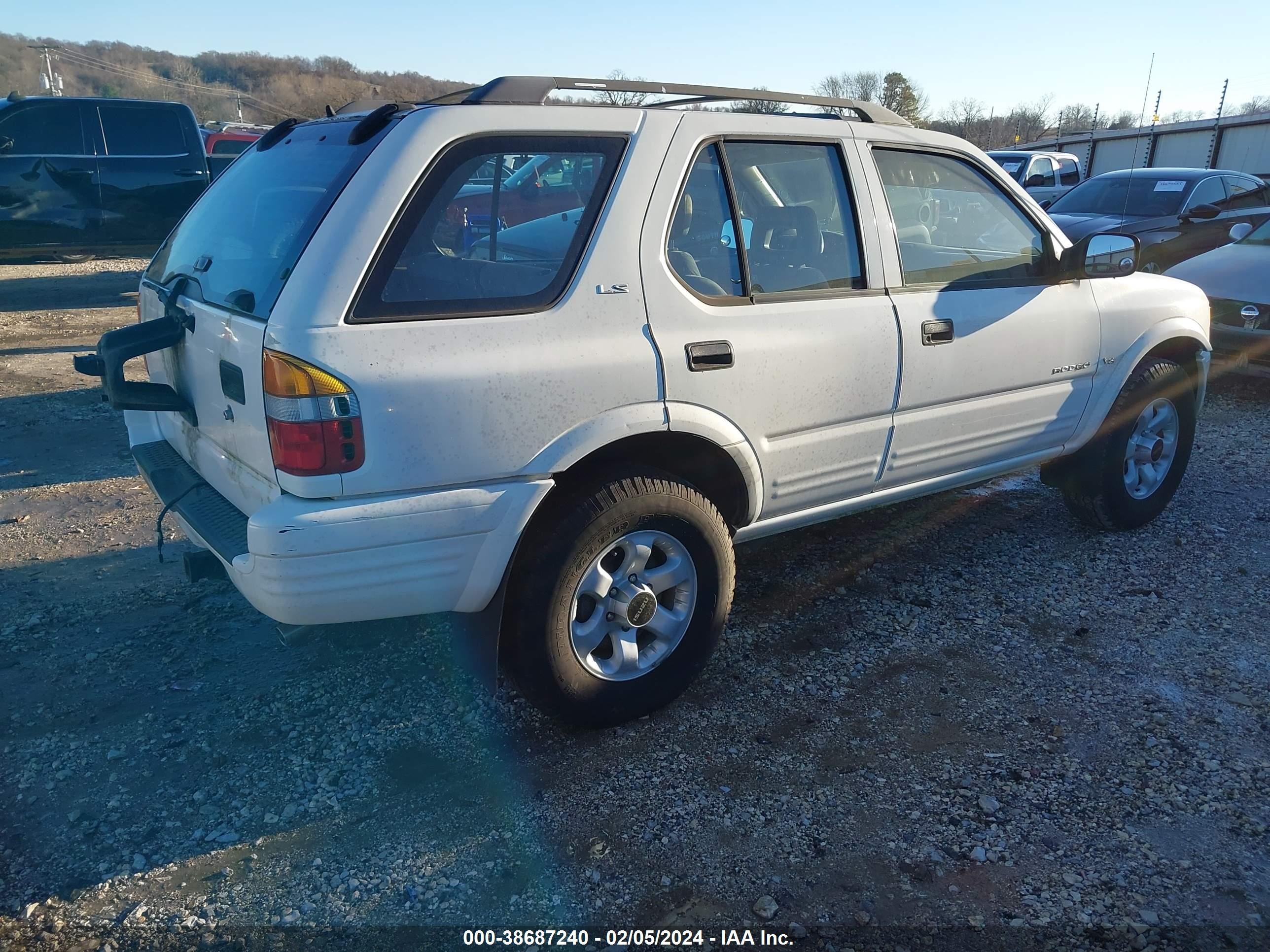 Photo 3 VIN: 4S2CK58W2X4377675 - ISUZU RODEO 