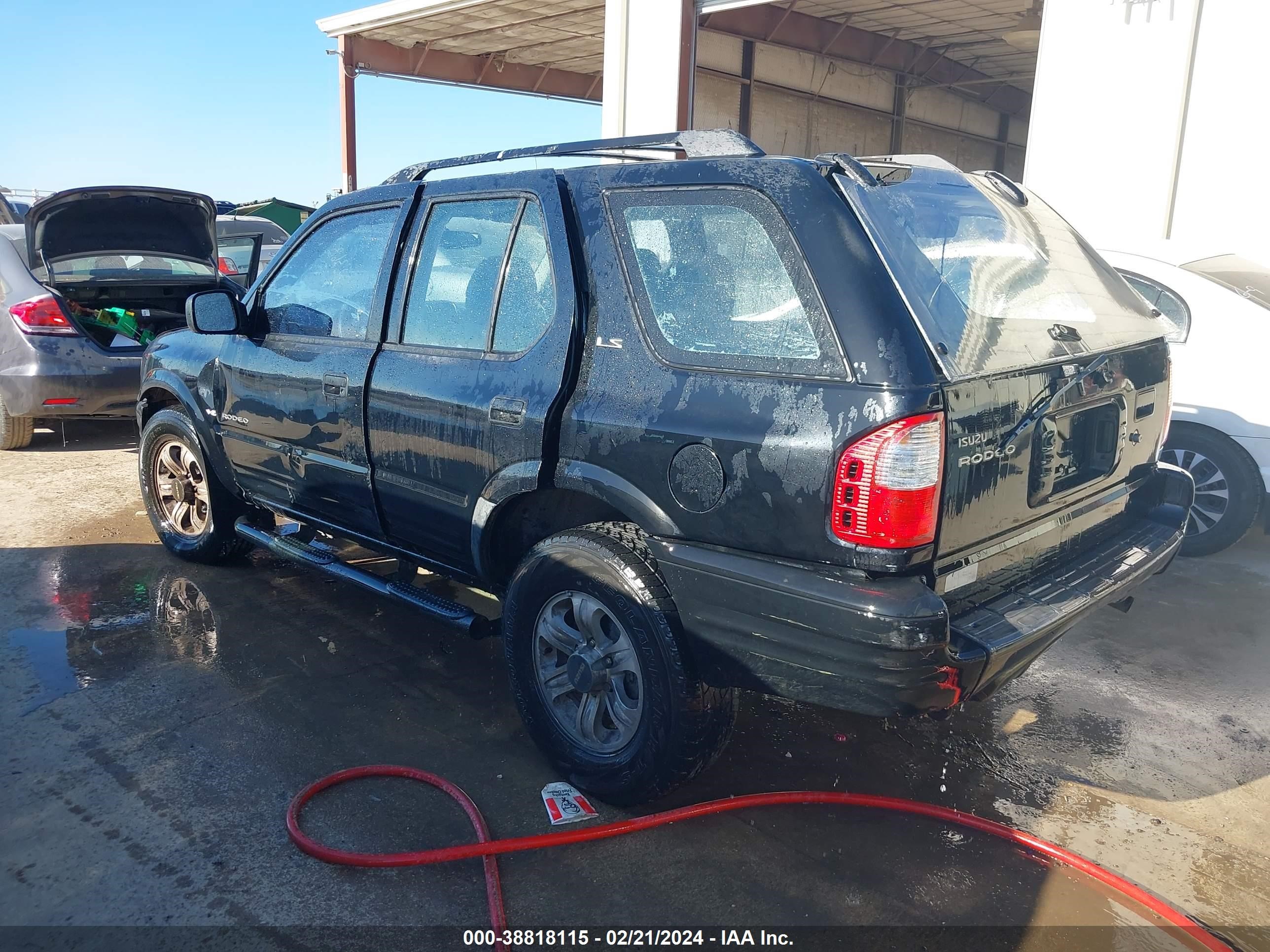 Photo 2 VIN: 4S2CK58W8Y4332368 - ISUZU RODEO 