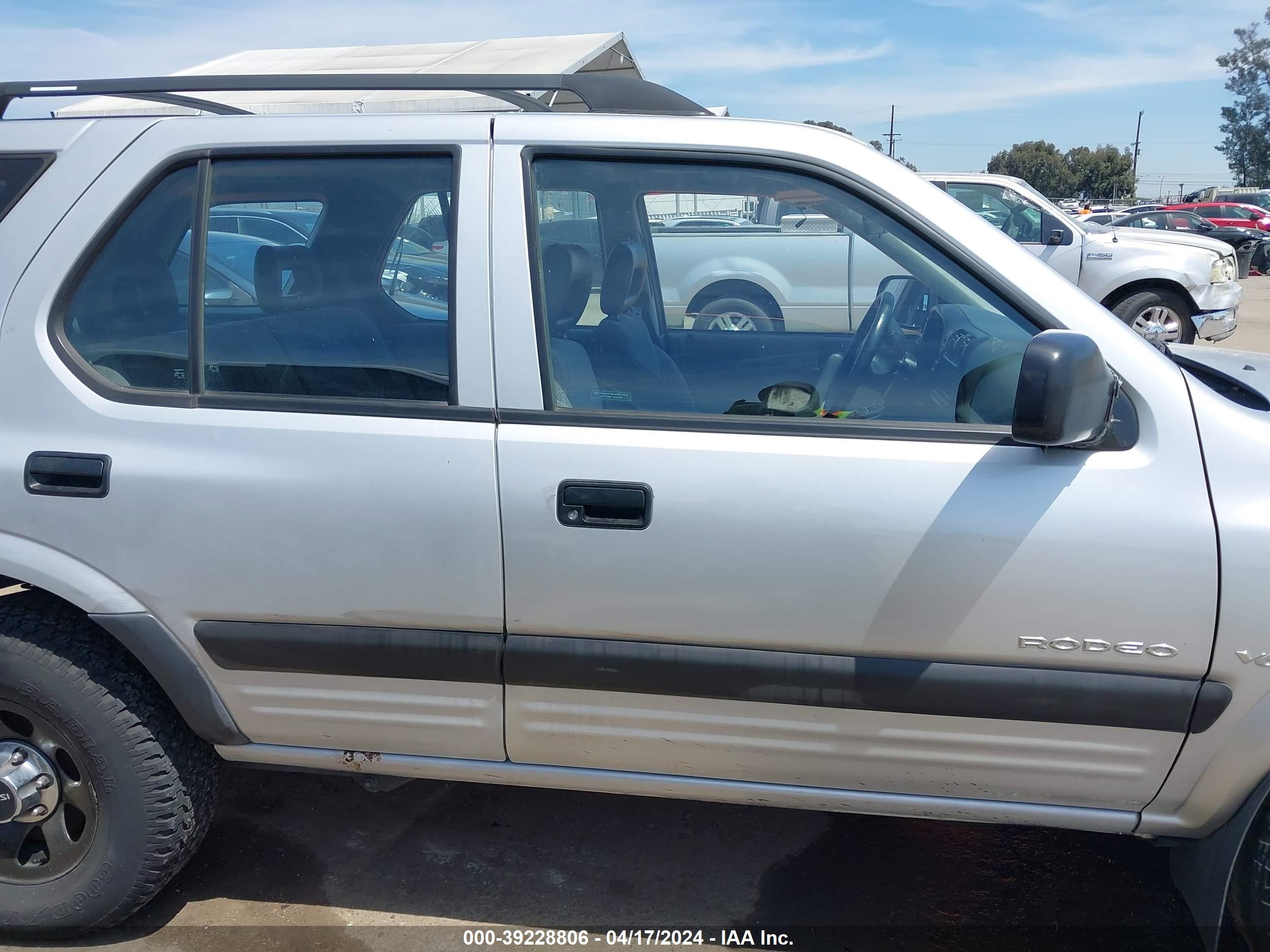 Photo 11 VIN: 4S2CK58WXX4313674 - ISUZU RODEO 