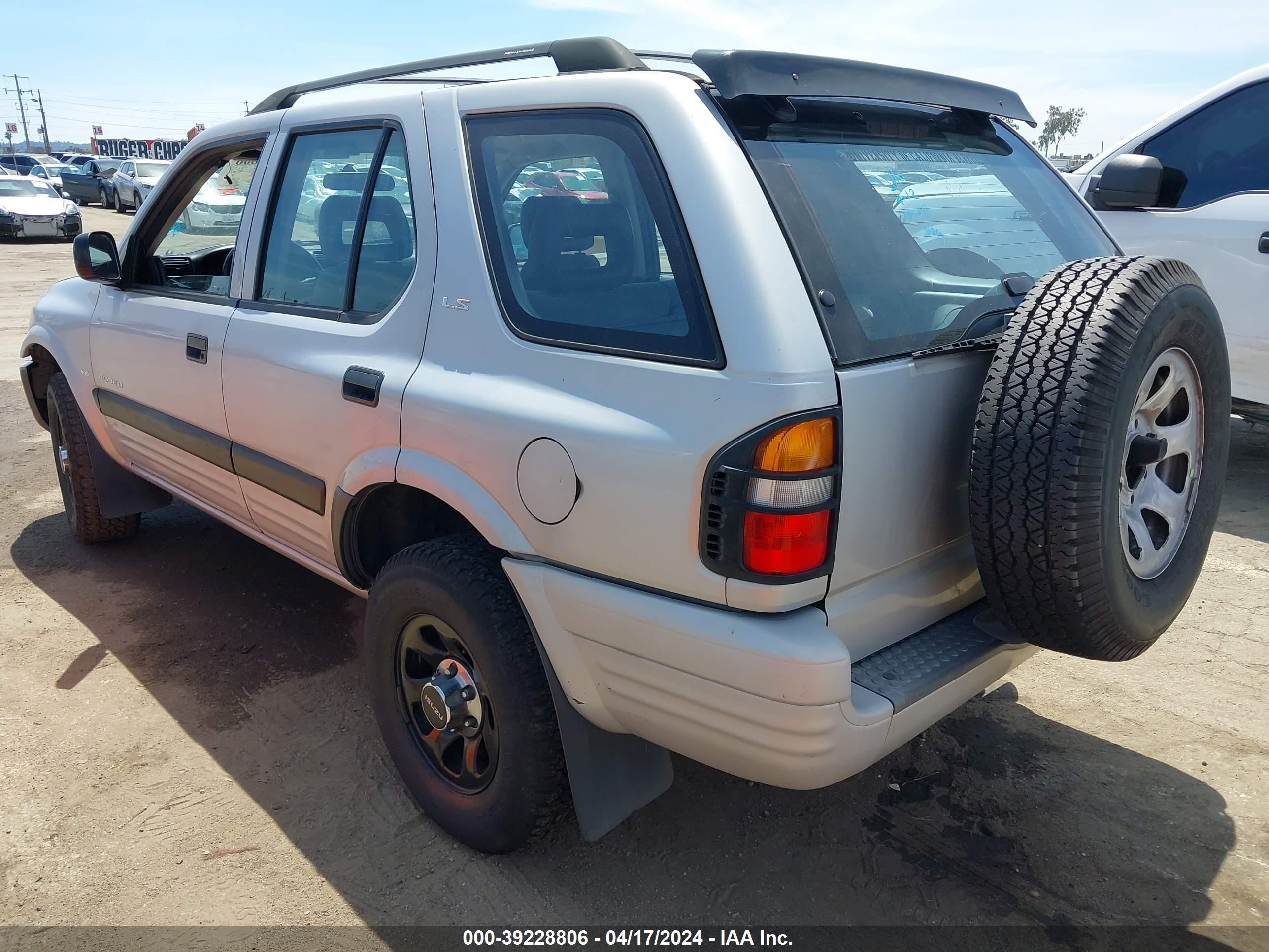 Photo 2 VIN: 4S2CK58WXX4313674 - ISUZU RODEO 