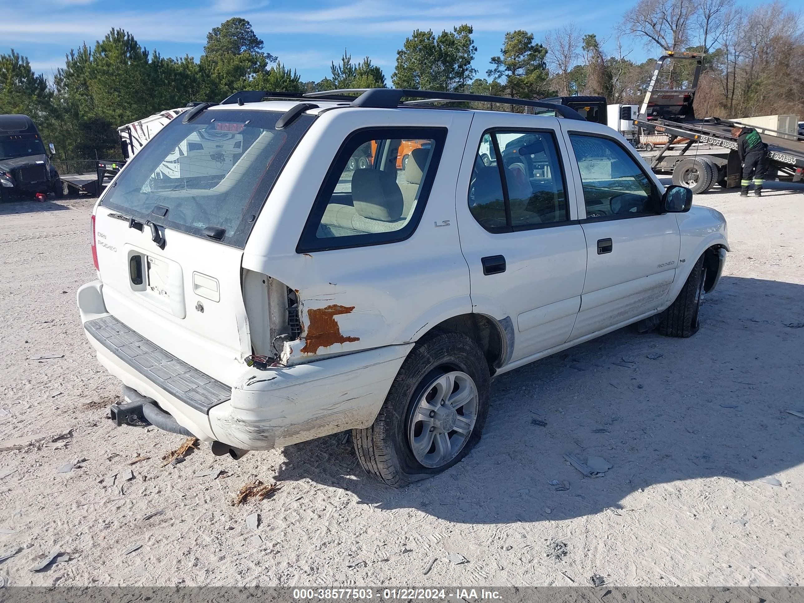 Photo 3 VIN: 4S2CK58WXY4348524 - ISUZU RODEO 