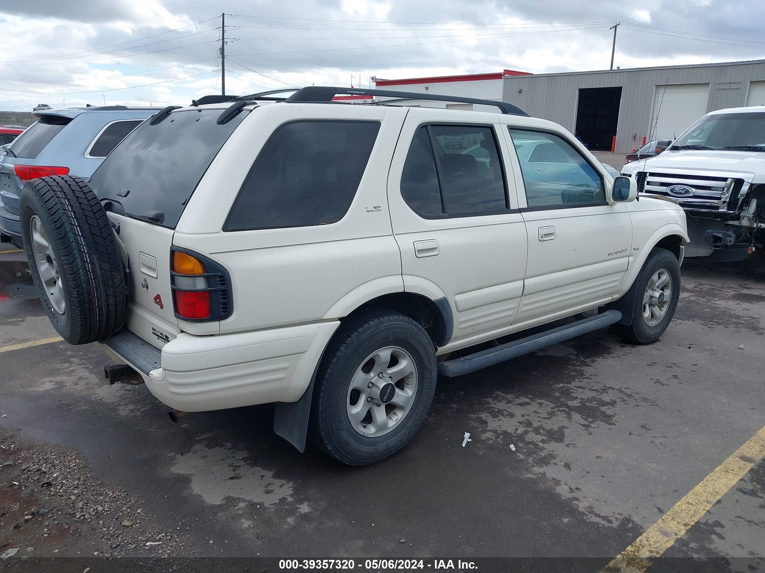 Photo 3 VIN: 4S2CM58W2W4316447 - ISUZU RODEO 