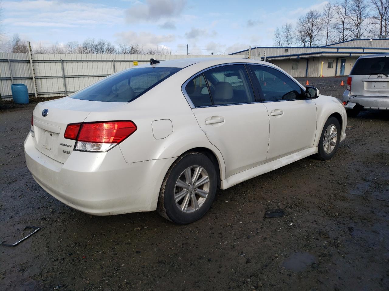 Photo 2 VIN: 4S3BMBF65B3225519 - SUBARU LEGACY 