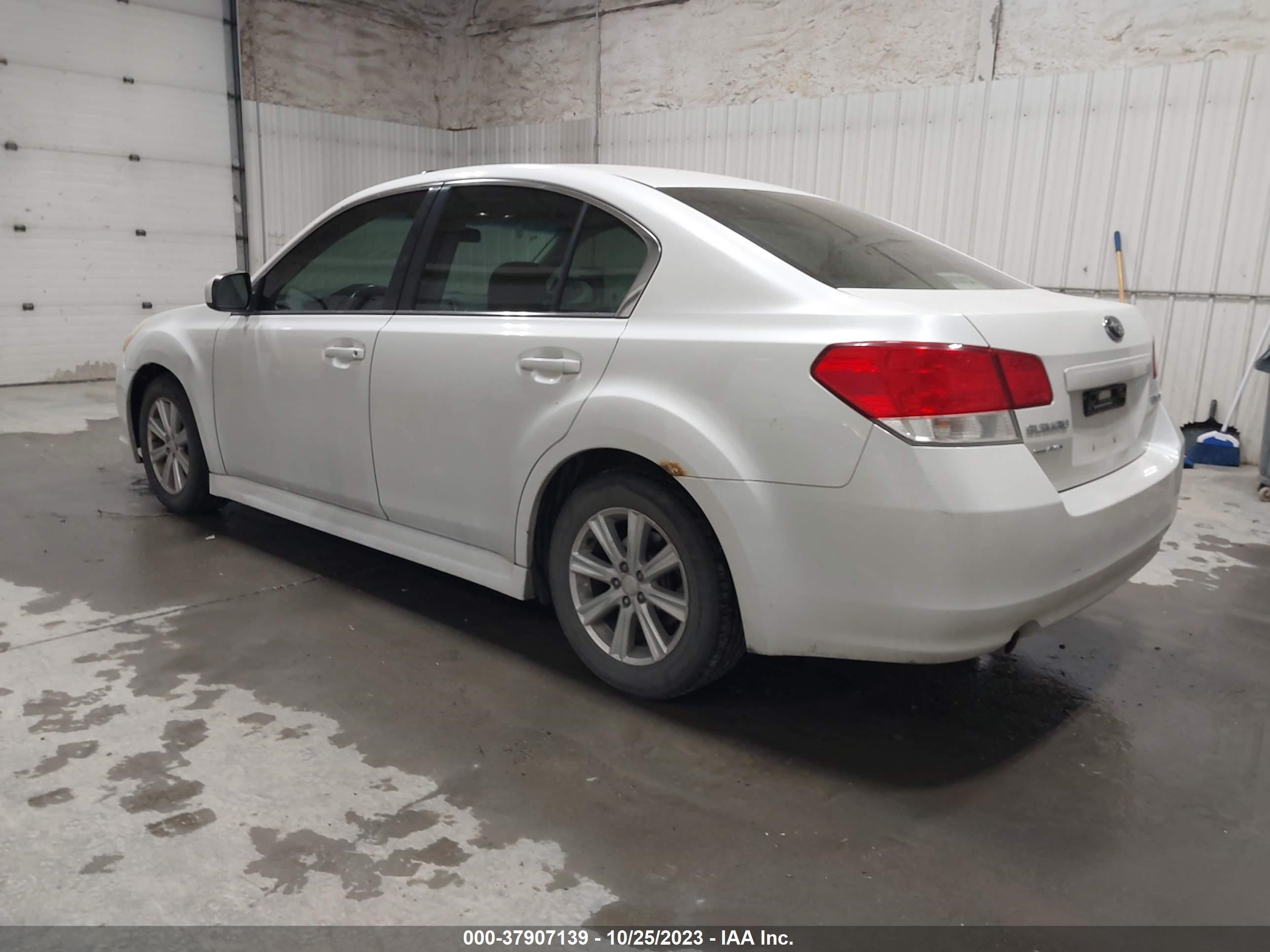 Photo 2 VIN: 4S3BMCG69B3212051 - SUBARU LEGACY 