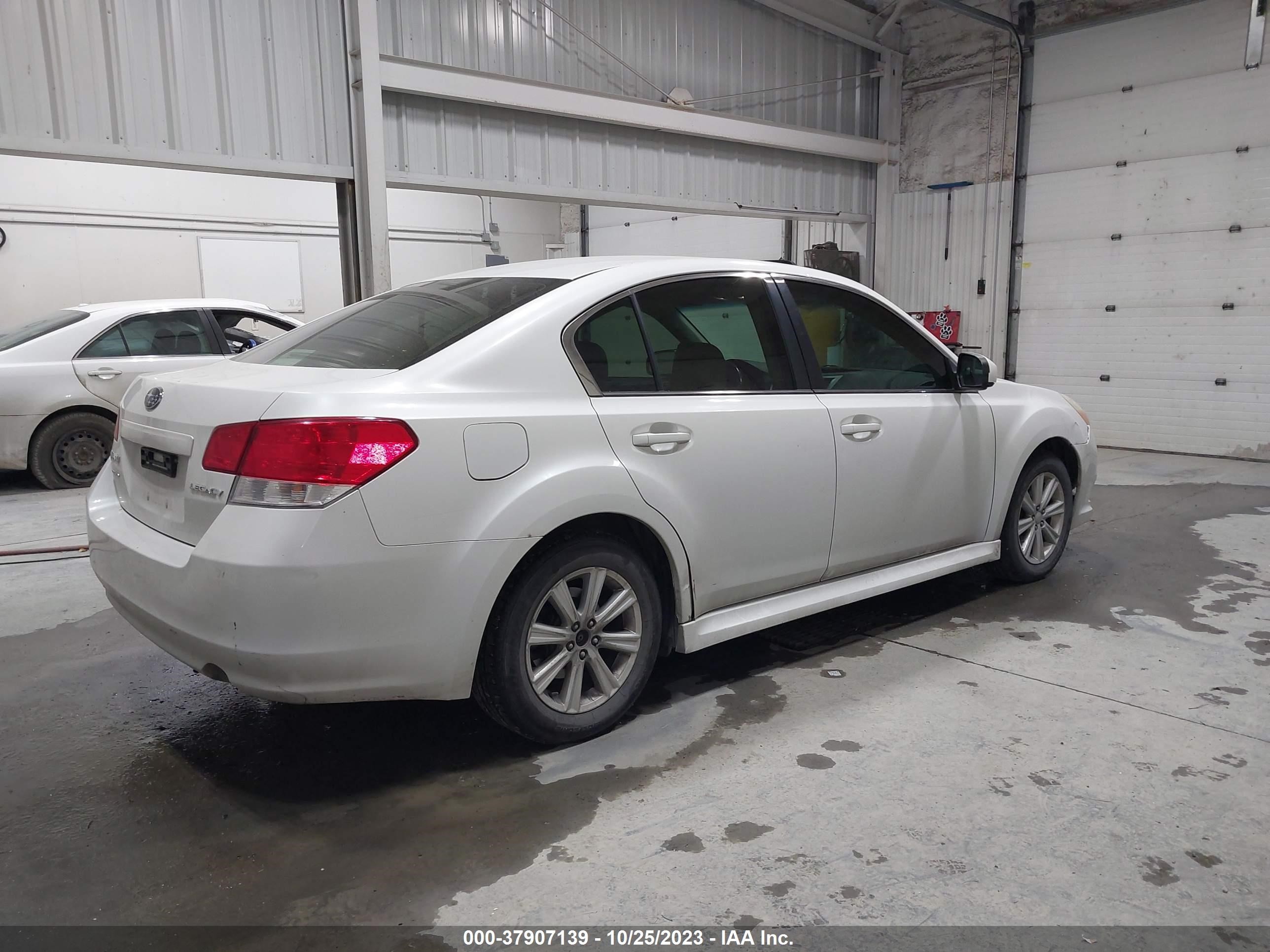 Photo 3 VIN: 4S3BMCG69B3212051 - SUBARU LEGACY 