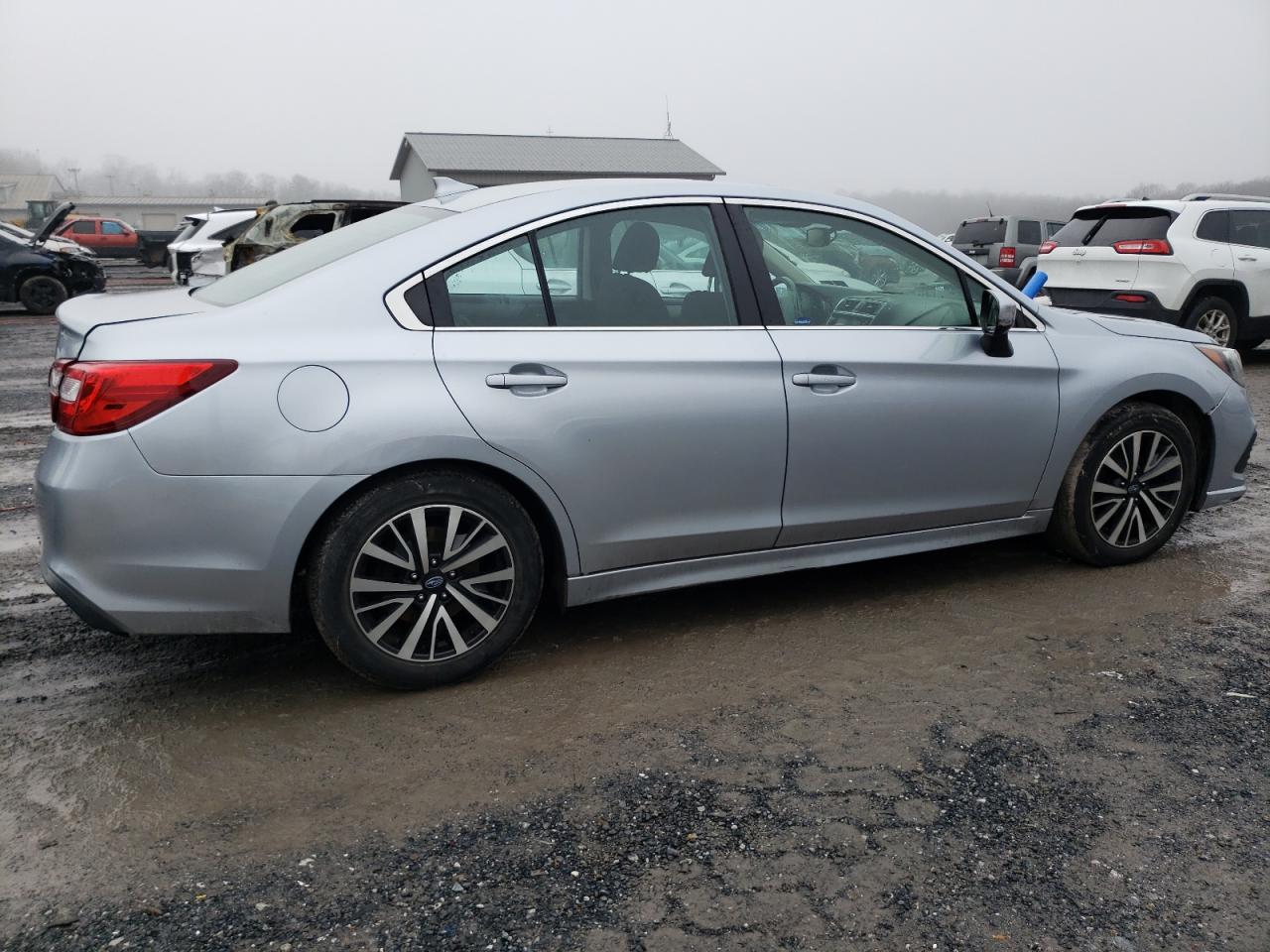 Photo 2 VIN: 4S3BNAD65J3023496 - SUBARU LEGACY 