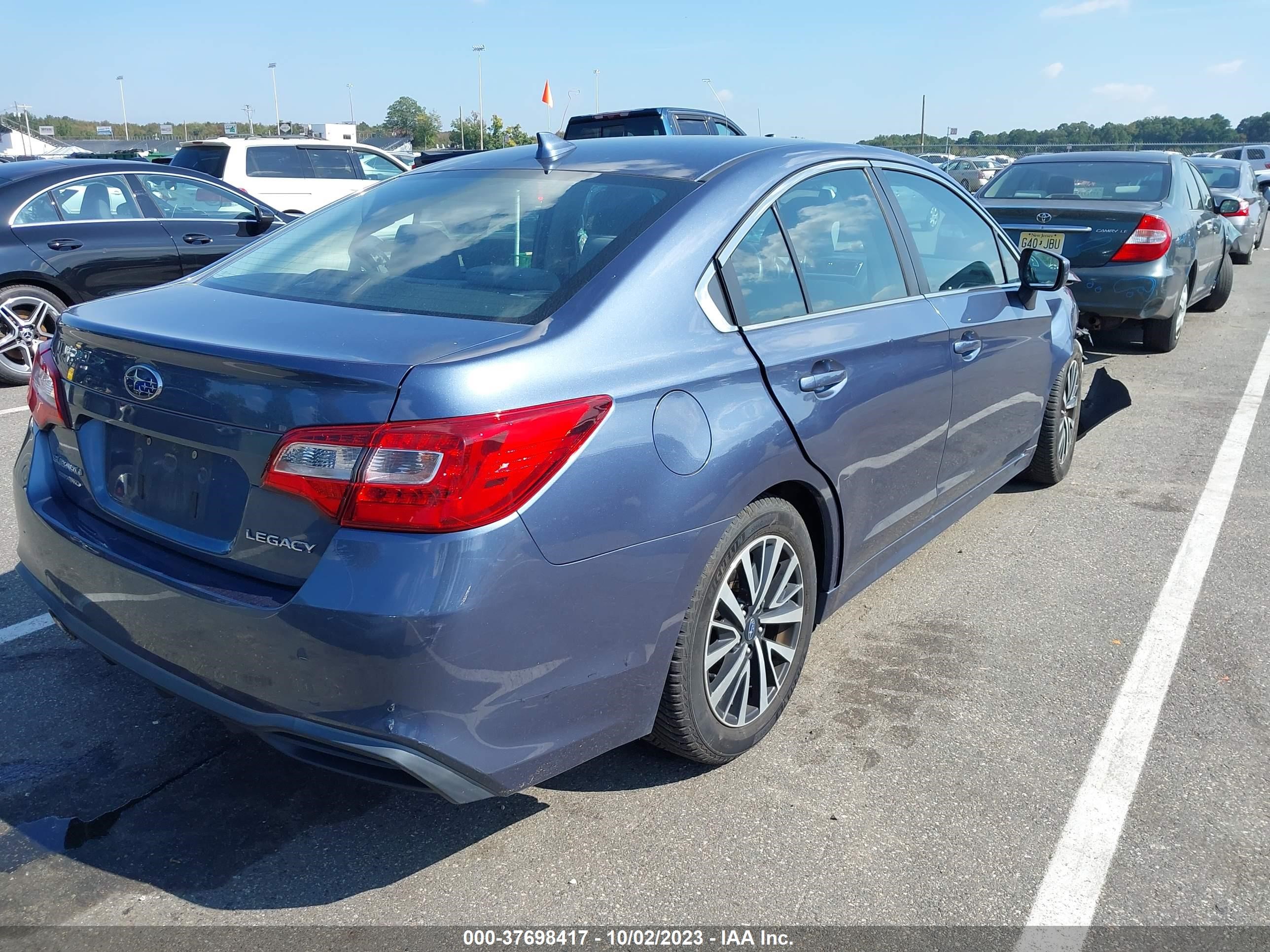 Photo 3 VIN: 4S3BNAD67J3031986 - SUBARU LEGACY 