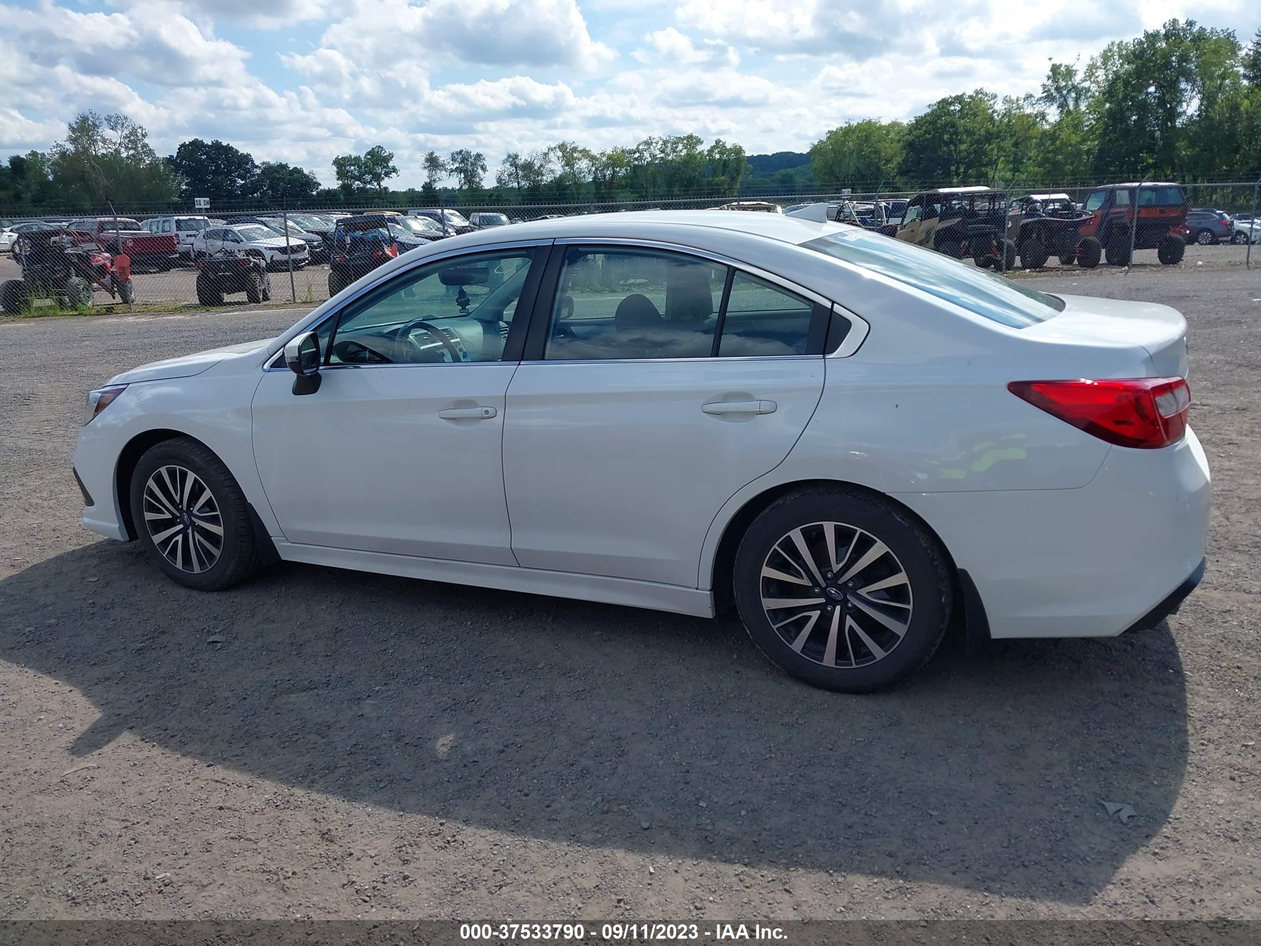 Photo 13 VIN: 4S3BNAF61K3026071 - SUBARU LEGACY 