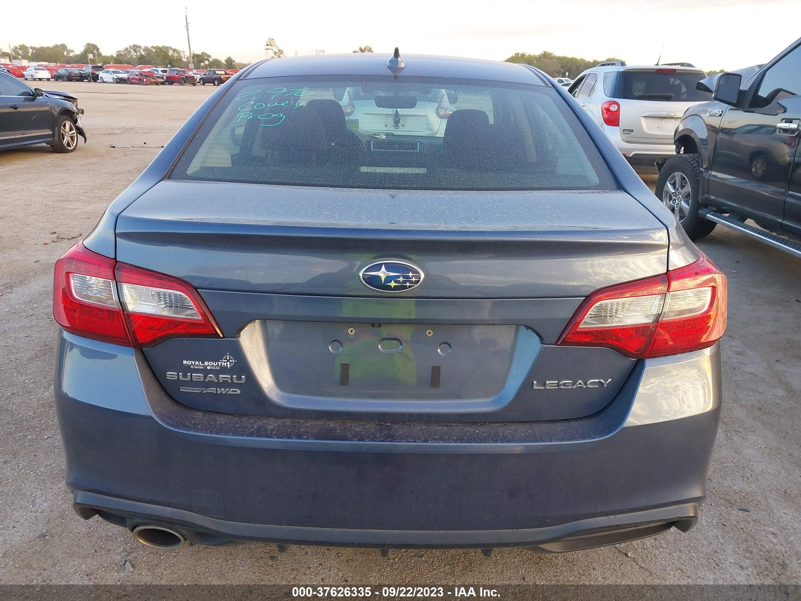 Photo 15 VIN: 4S3BNAF66J3019115 - SUBARU LEGACY 