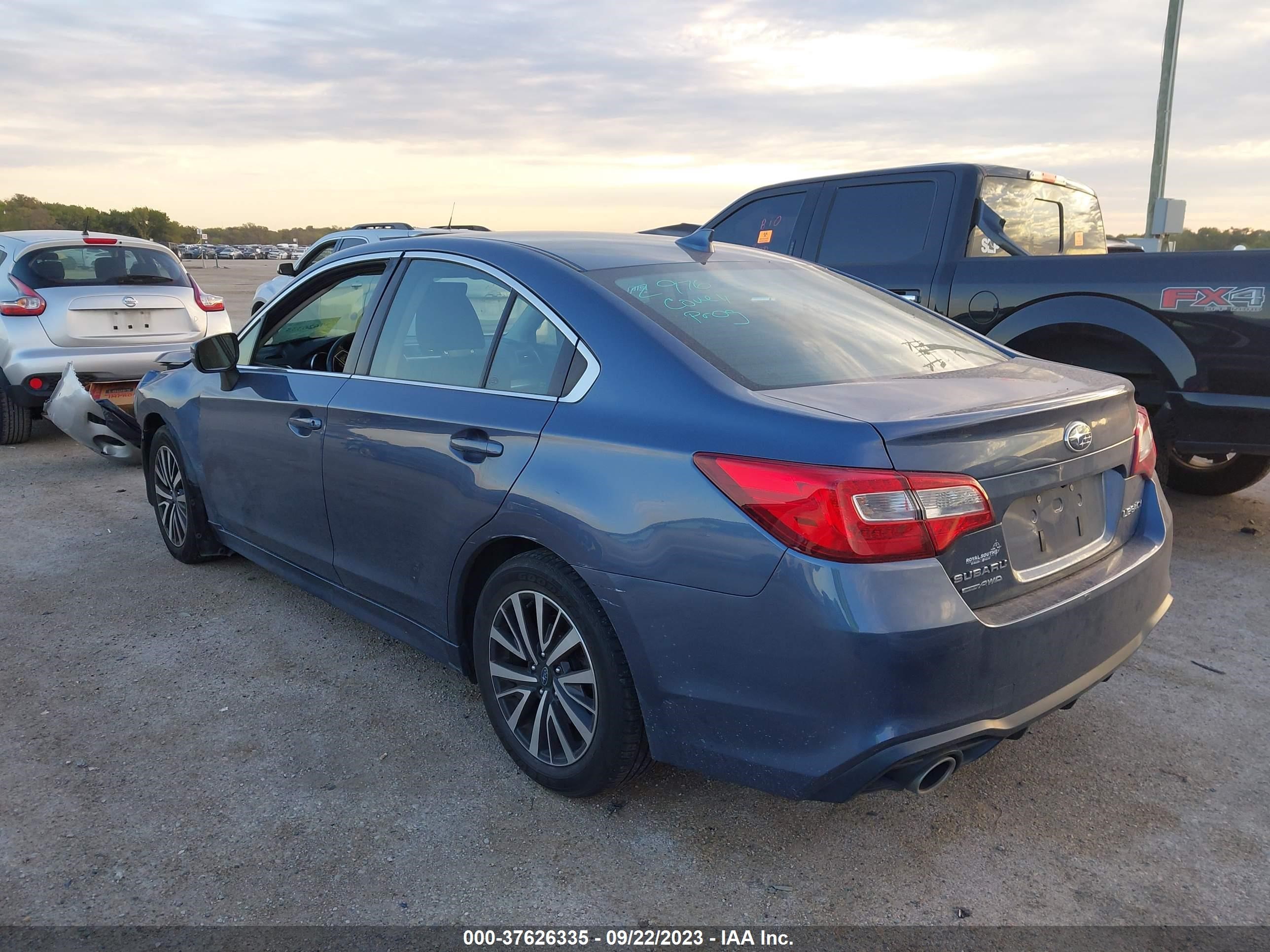 Photo 2 VIN: 4S3BNAF66J3019115 - SUBARU LEGACY 