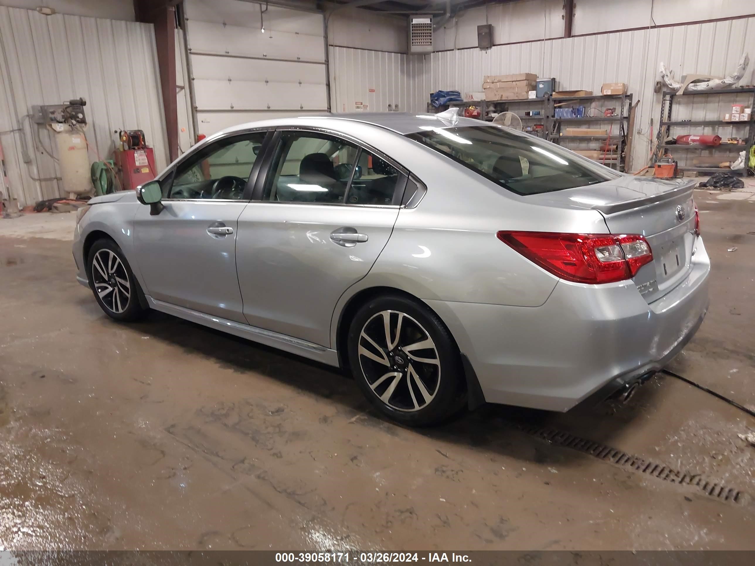 Photo 2 VIN: 4S3BNAR62K3011705 - SUBARU LEGACY 