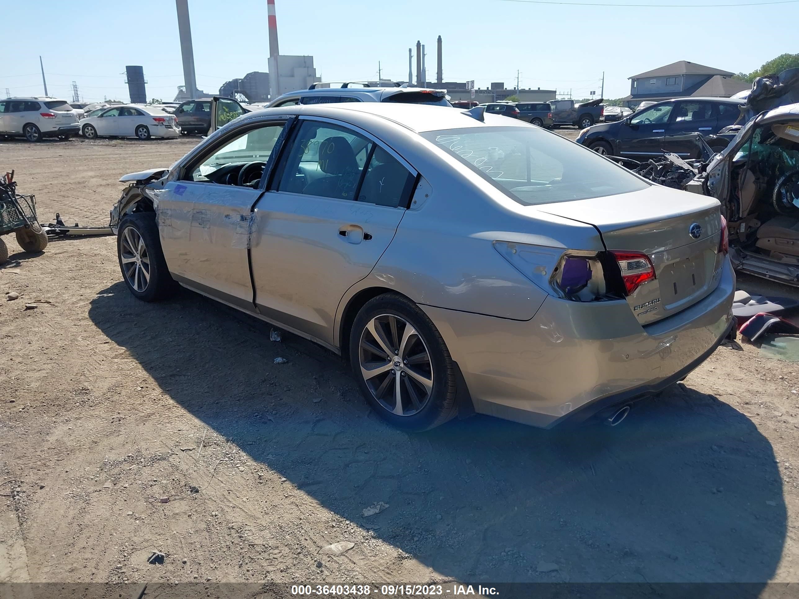 Photo 2 VIN: 4S3BNEN60J3004067 - SUBARU LEGACY 