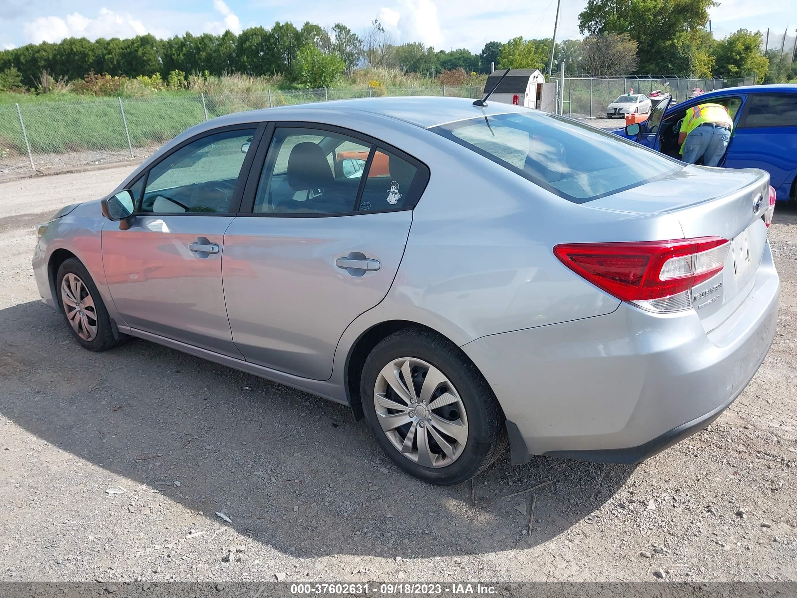 Photo 2 VIN: 4S3GKAA66J3613242 - SUBARU IMPREZA 