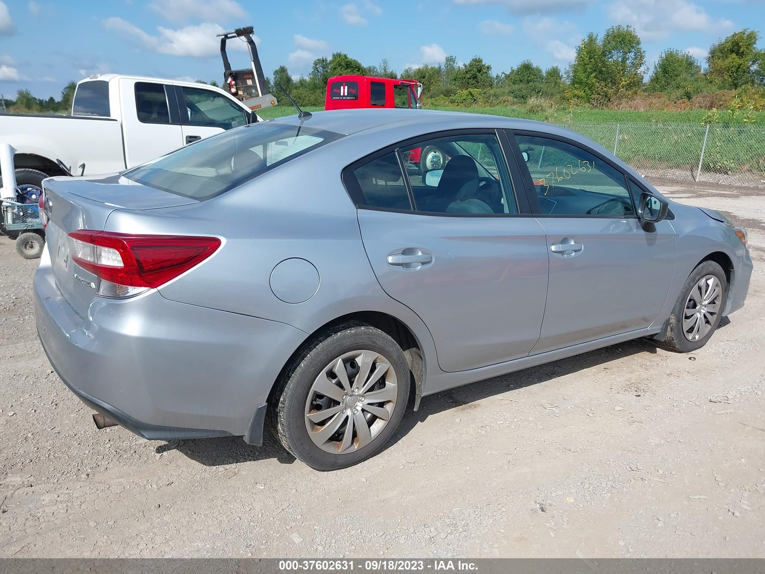 Photo 3 VIN: 4S3GKAA66J3613242 - SUBARU IMPREZA 