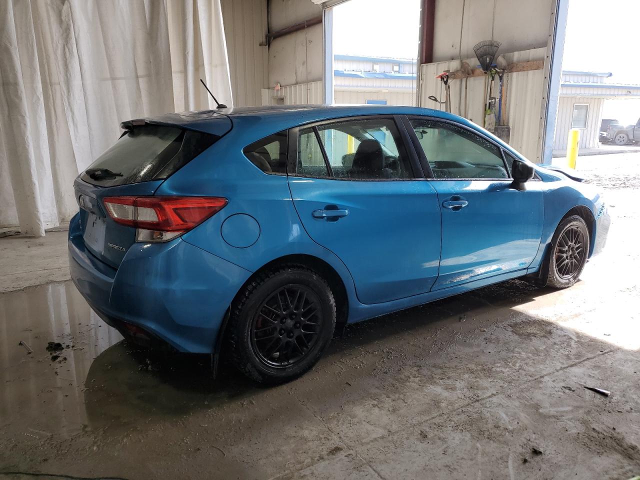 Photo 2 VIN: 4S3GTAA61J3721572 - SUBARU IMPREZA 