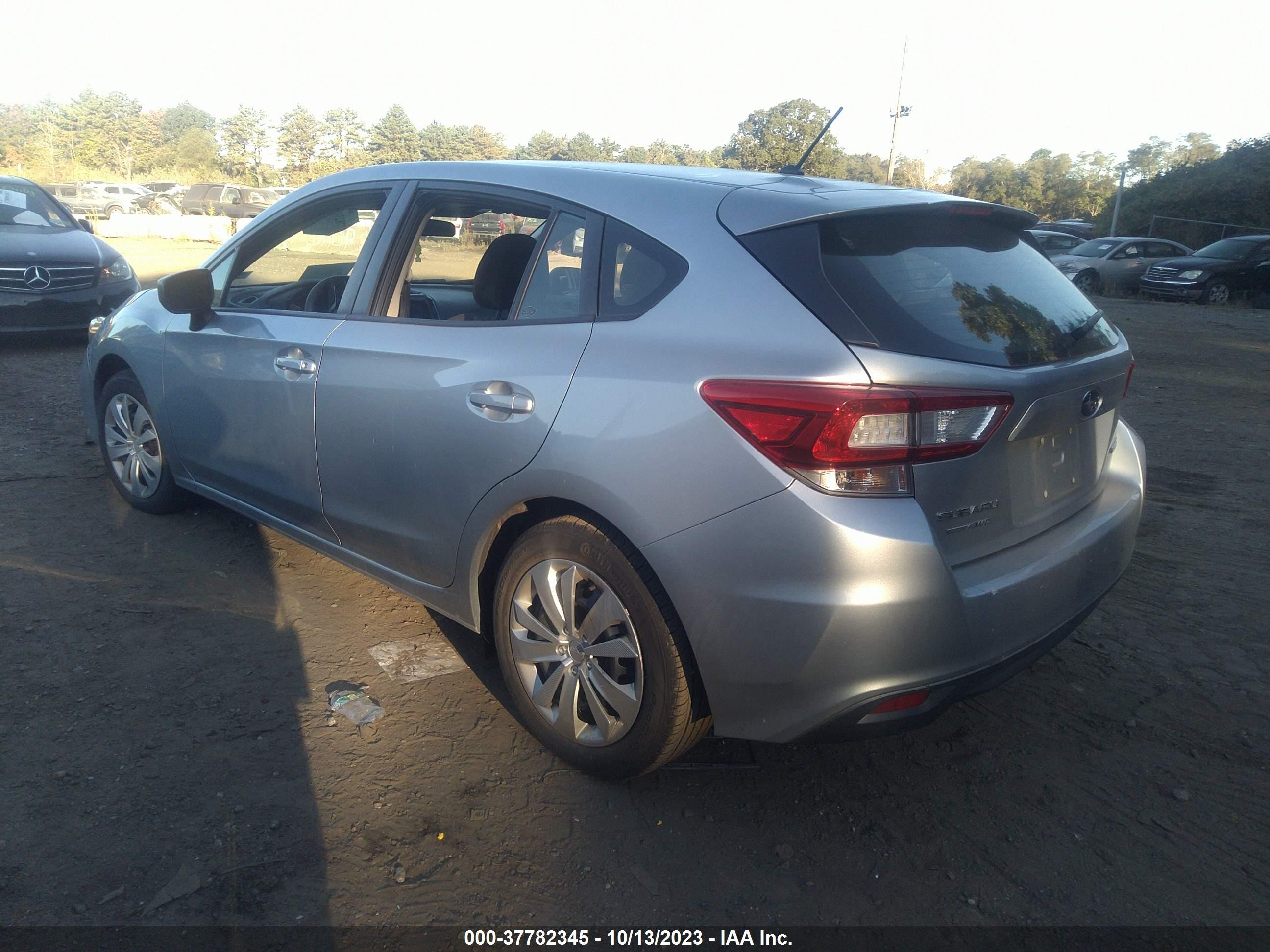 Photo 2 VIN: 4S3GTAA69J3731881 - SUBARU IMPREZA 