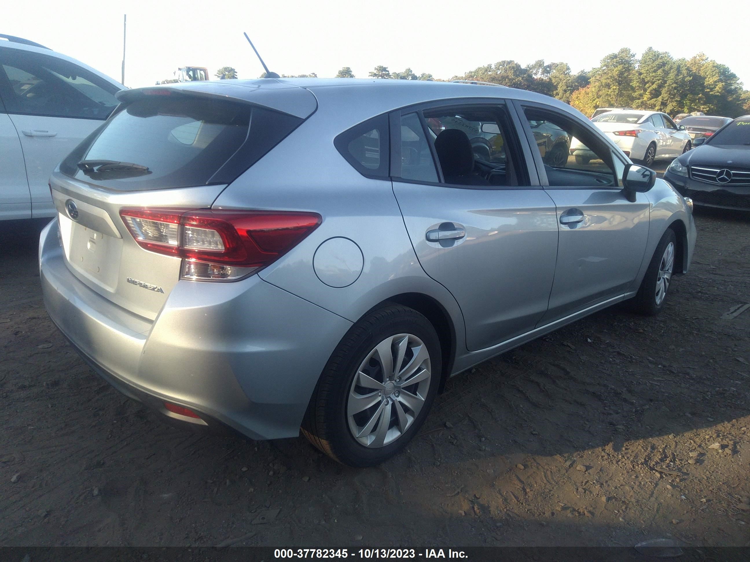 Photo 3 VIN: 4S3GTAA69J3731881 - SUBARU IMPREZA 