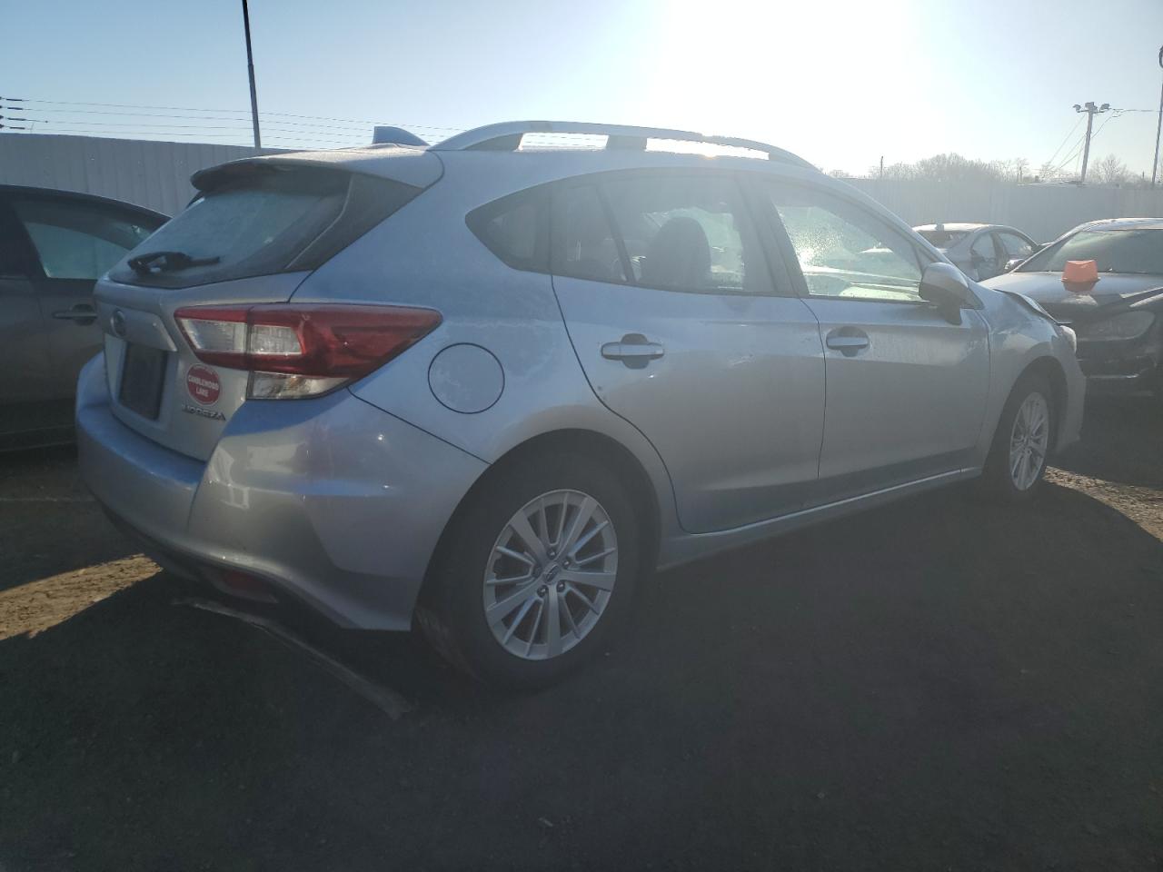 Photo 2 VIN: 4S3GTAB66J3743307 - SUBARU IMPREZA 