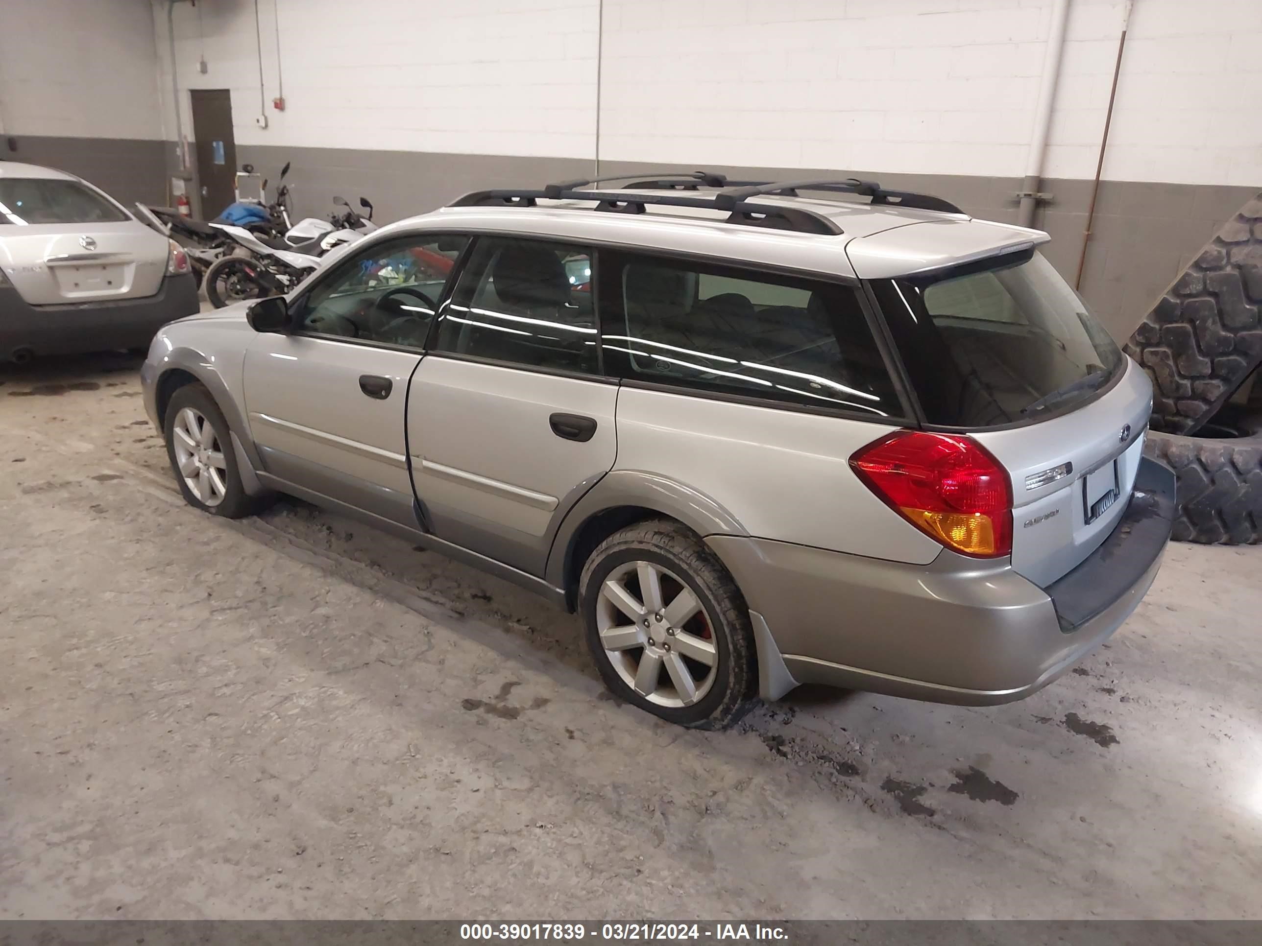 Photo 2 VIN: 4S4BP61C277322572 - SUBARU OUTBACK 