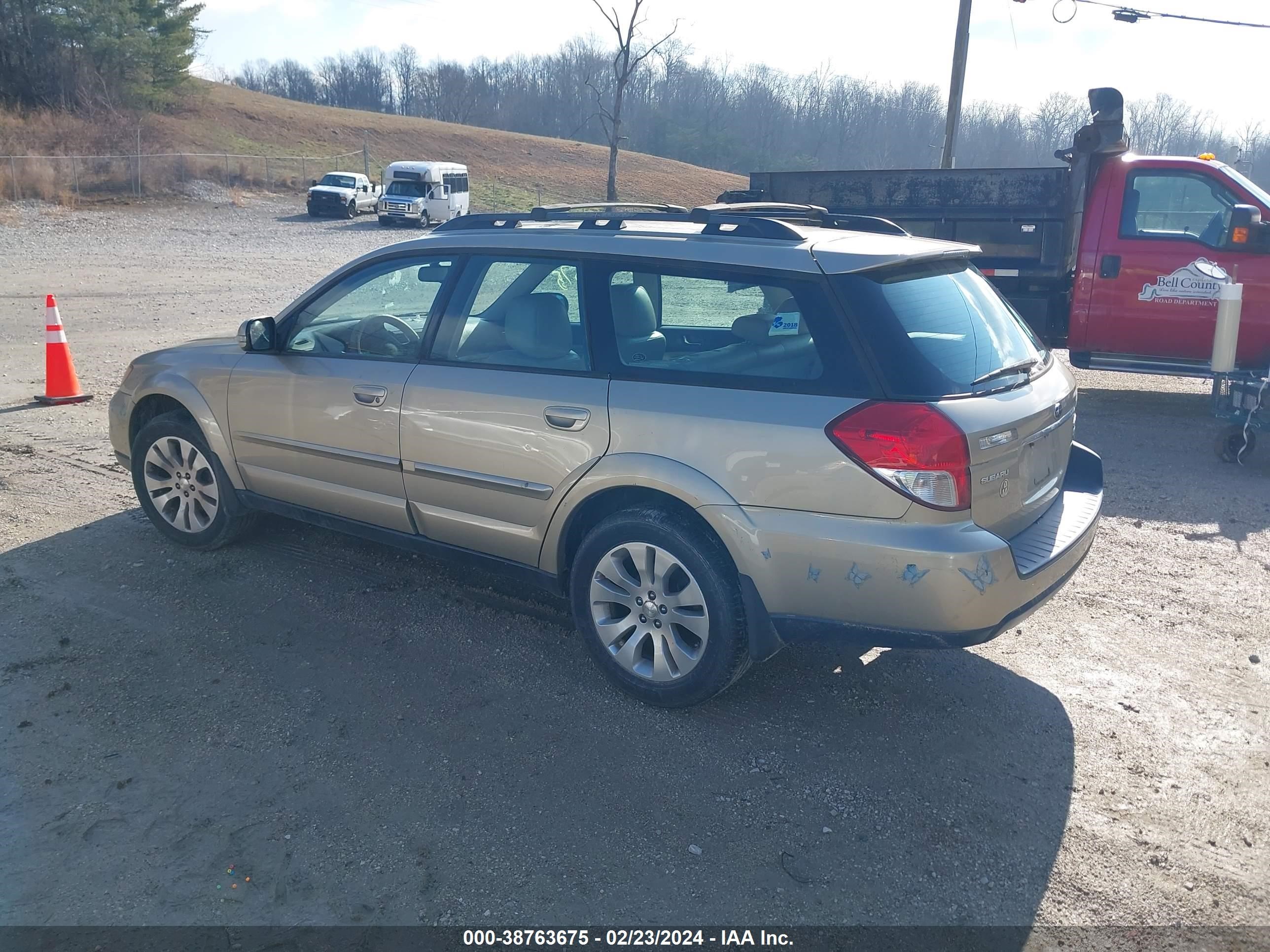 Photo 2 VIN: 4S4BP86C684331184 - SUBARU OUTBACK 