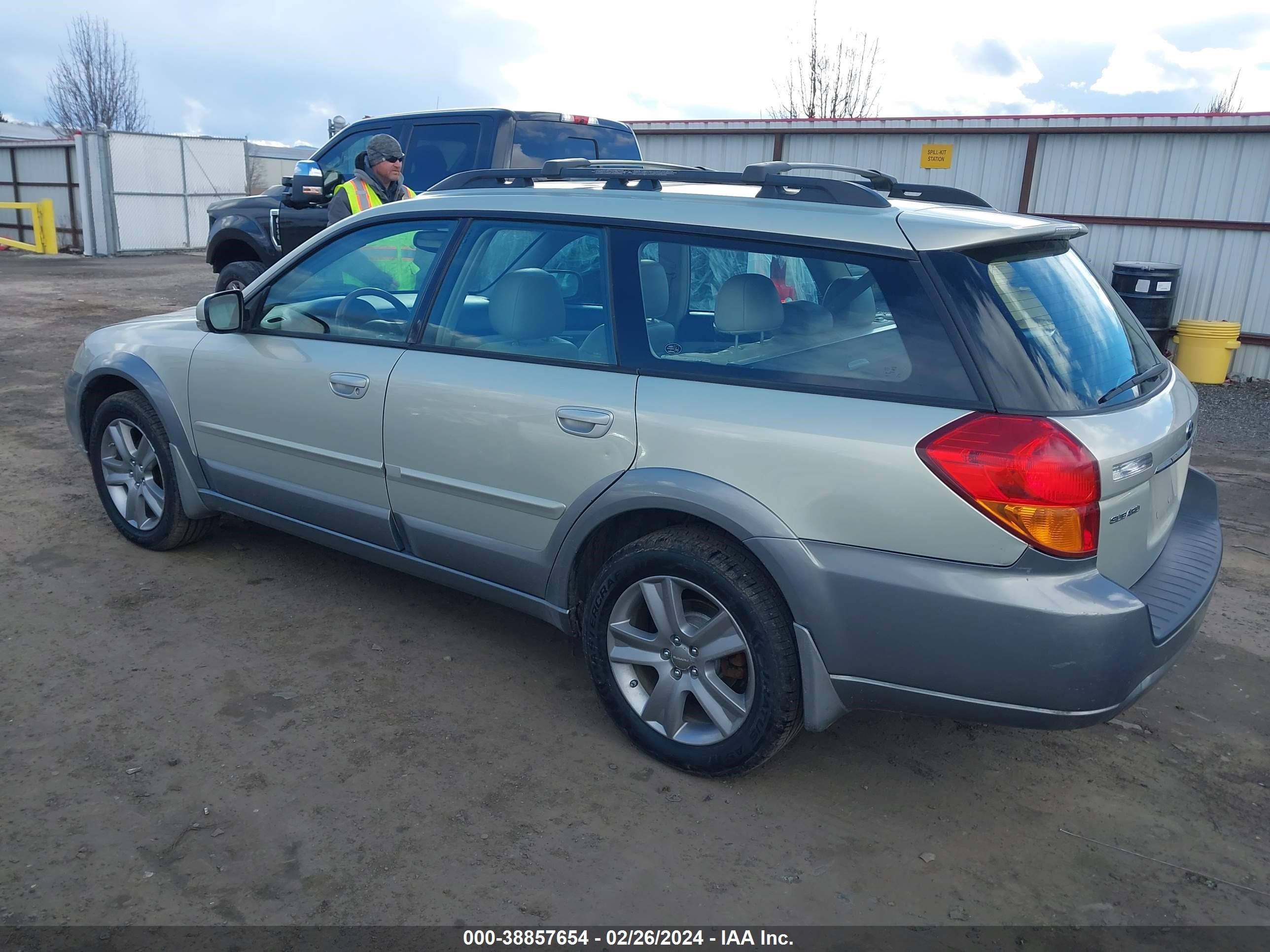 Photo 2 VIN: 4S4BP86CX54354639 - SUBARU OUTBACK 