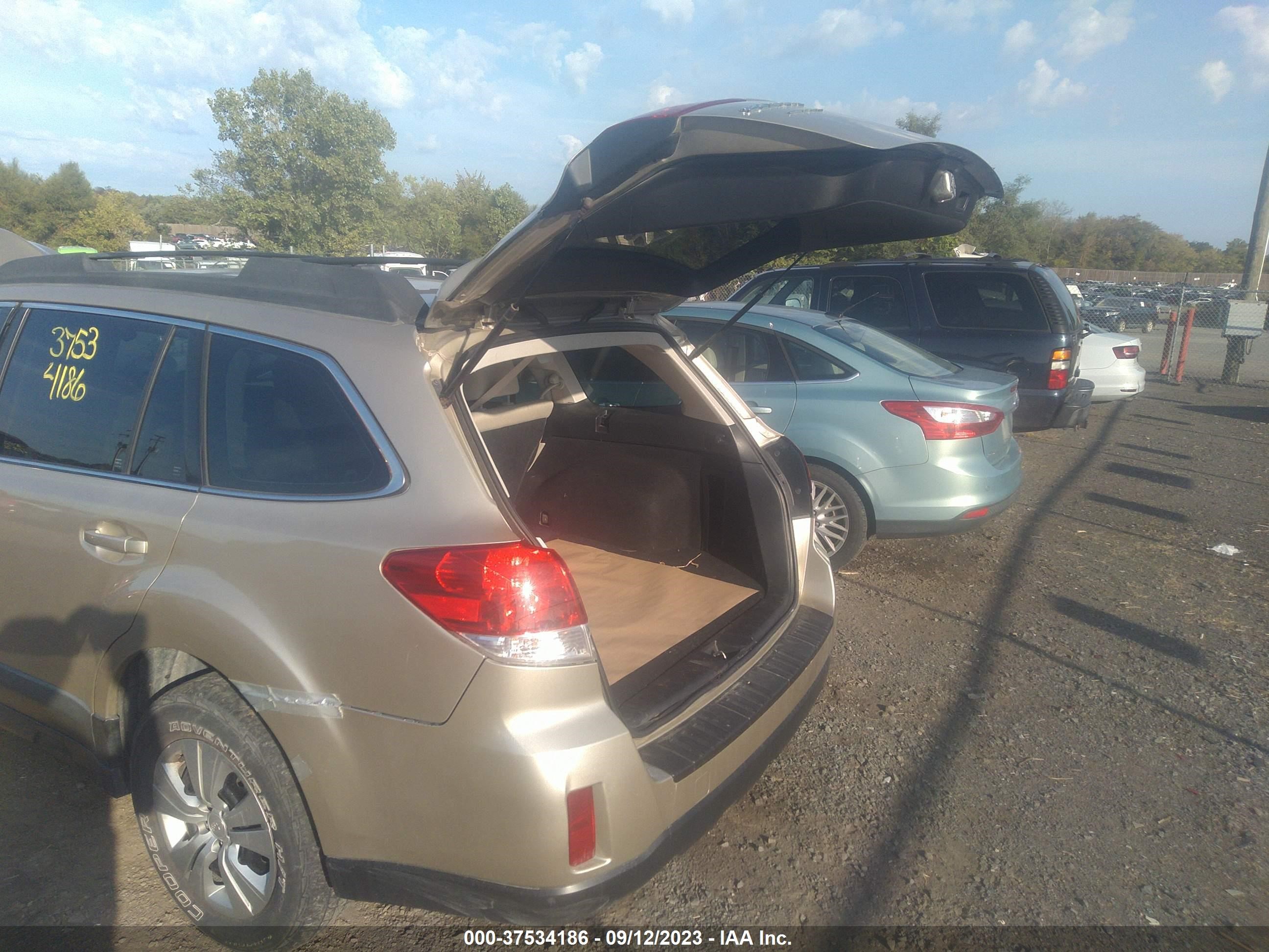 Photo 2 VIN: 4S4BRBAC6A1320059 - SUBARU OUTBACK 